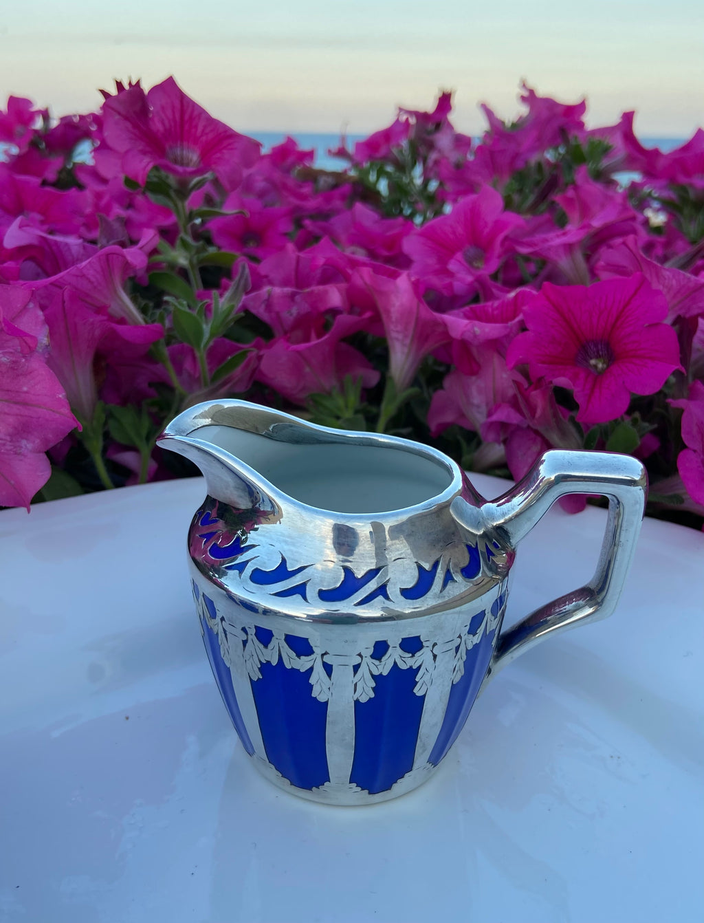 Tetera, lechera, azucarero y 2 tazas de té con plato en porcelana francesa de Limoges "Depose".