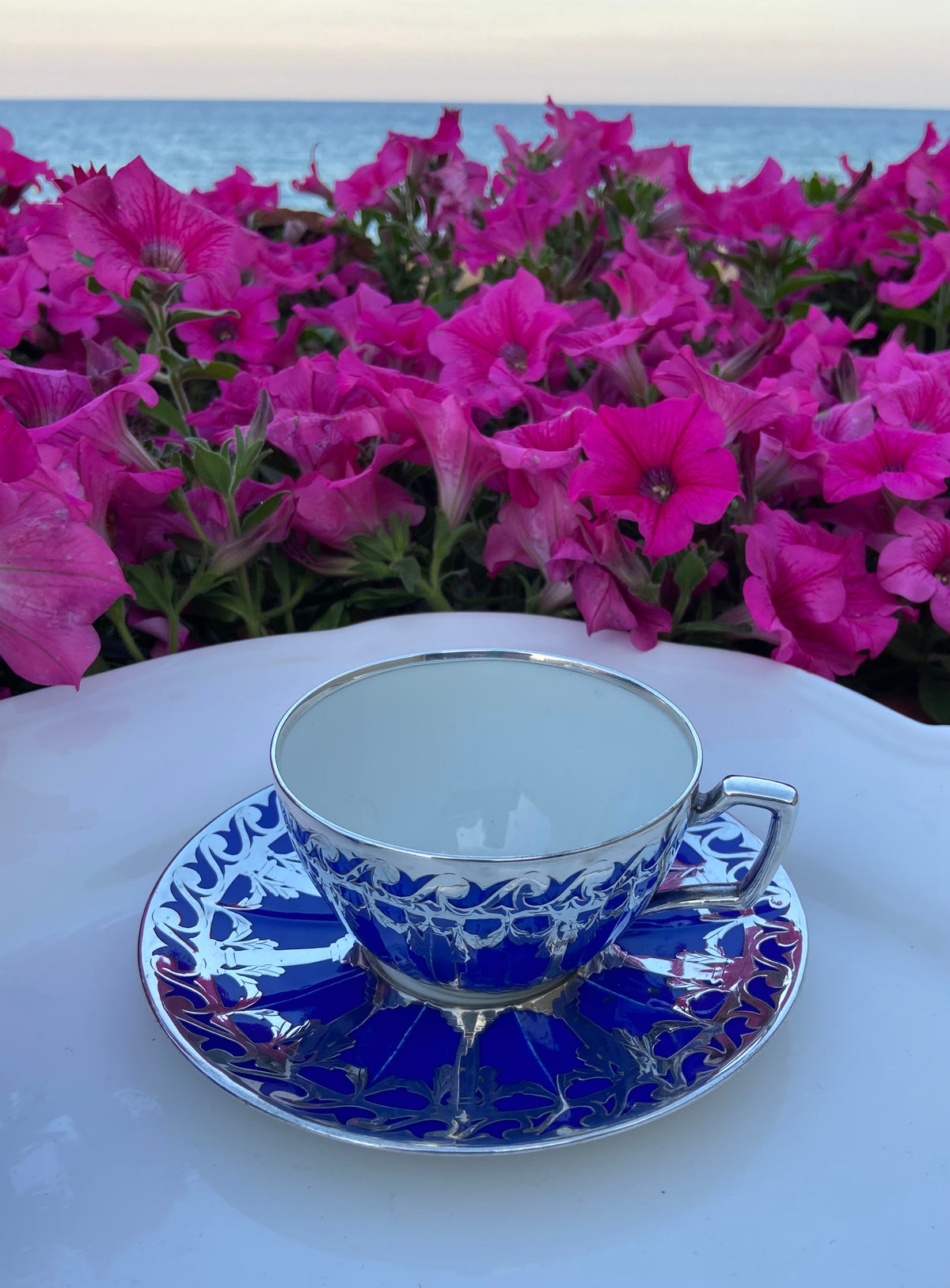 Tetera, lechera, azucarero y 2 tazas de té con plato en porcelana francesa de Limoges "Depose".