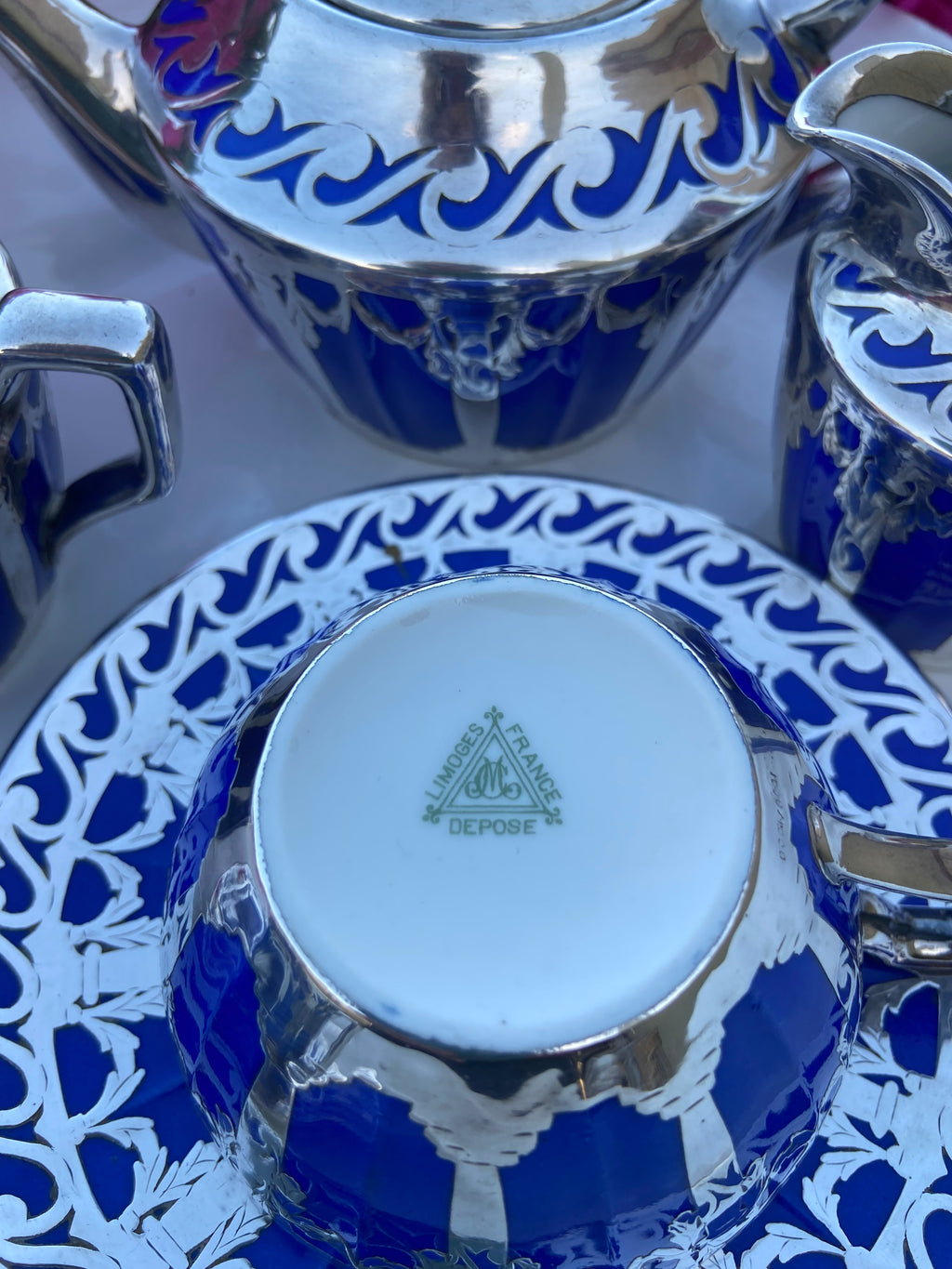 Tetera, lechera, azucarero y 2 tazas de té con plato en porcelana francesa de Limoges "Depose".