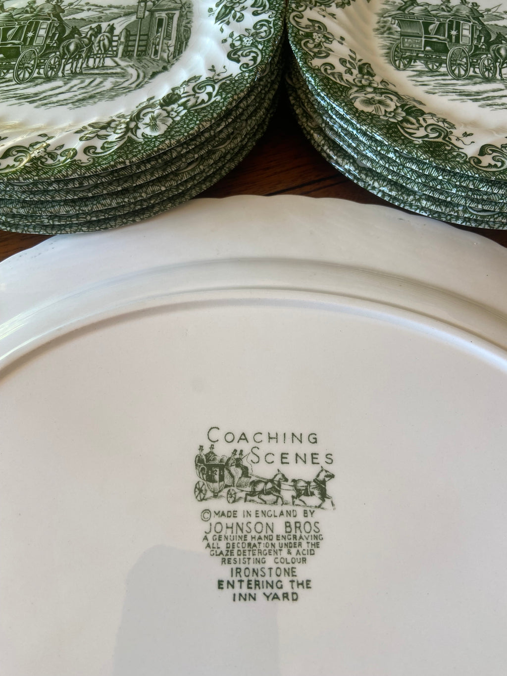 Fuente y 12 platos de merienda en loza inglesa "Johnson Bros" (mod. Coaching Scenes).