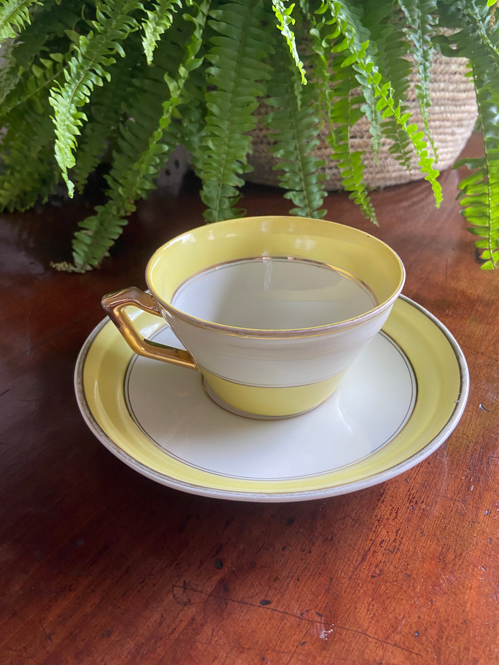 Taza de desayuno en porcelana blanca con franja amarilla.