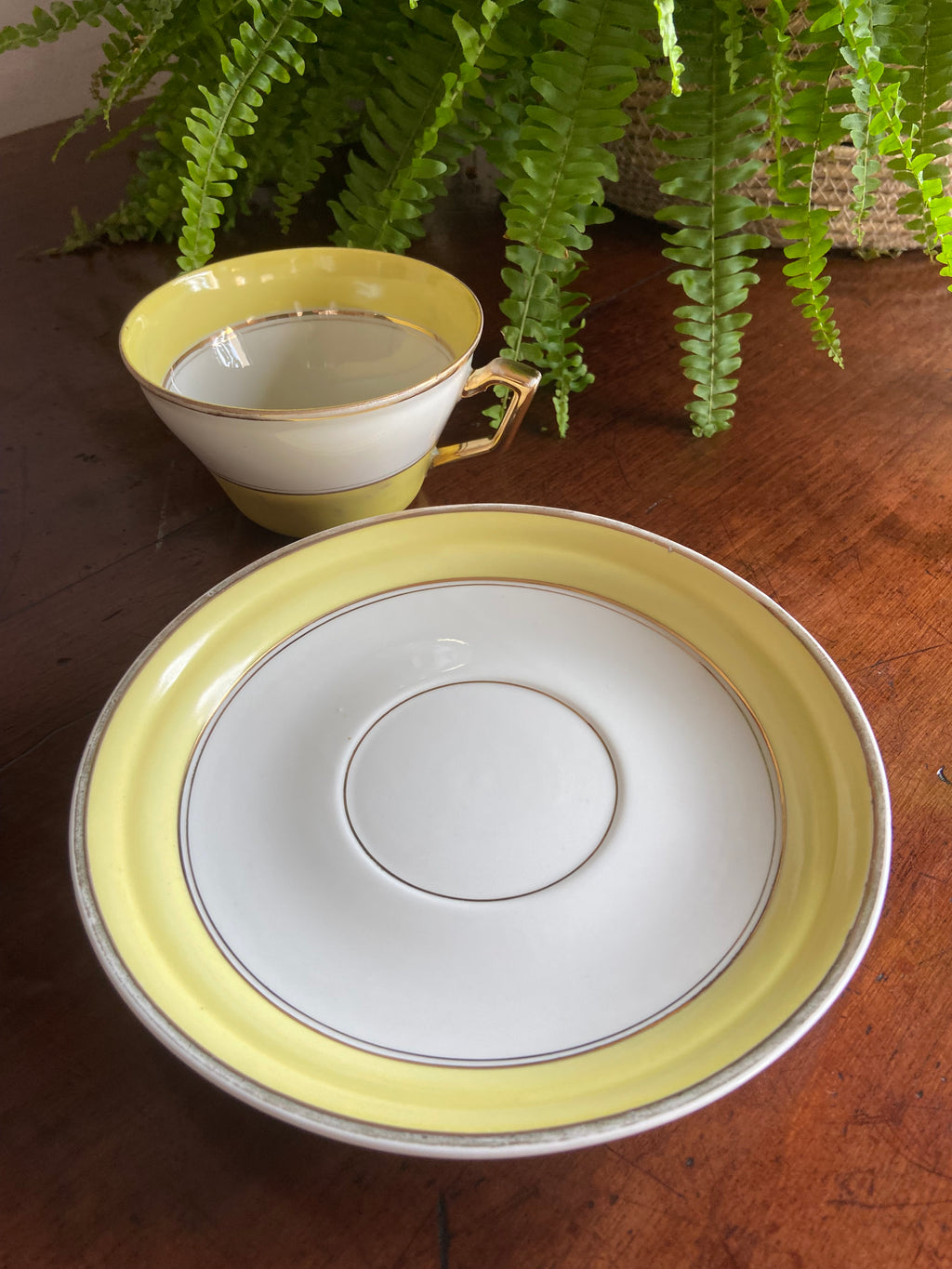 Taza de desayuno en porcelana blanca con franja amarilla.