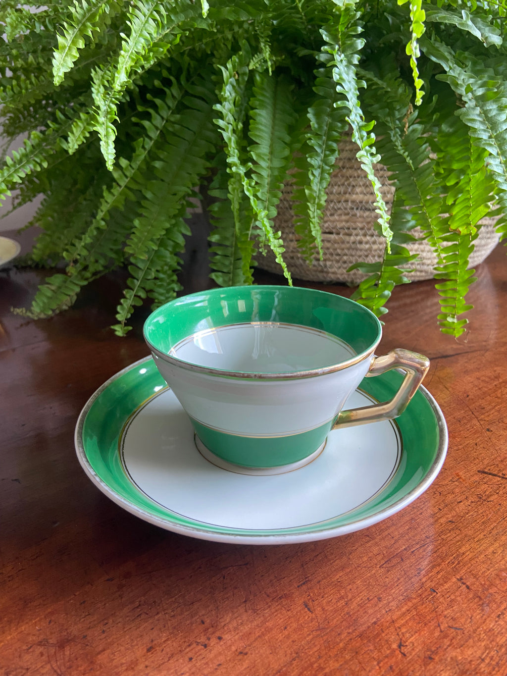 Taza desayuno en porcelana con franja verde.