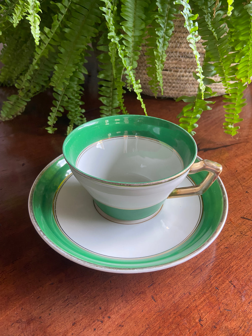 Taza desayuno en porcelana con franja verde.
