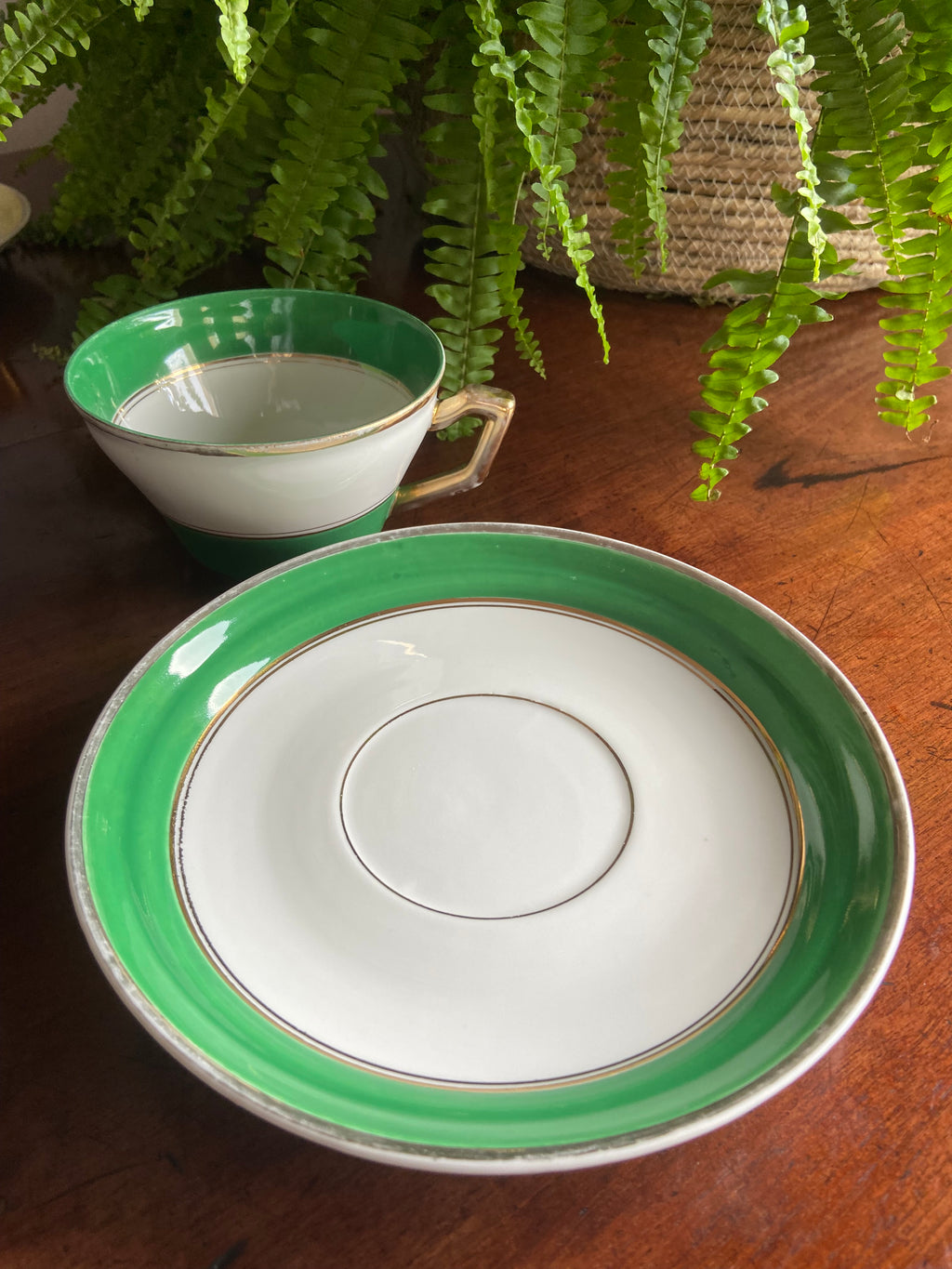 Taza desayuno en porcelana con franja verde.