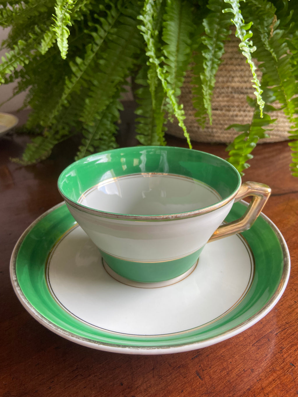 Taza desayuno en porcelana con franja verde.