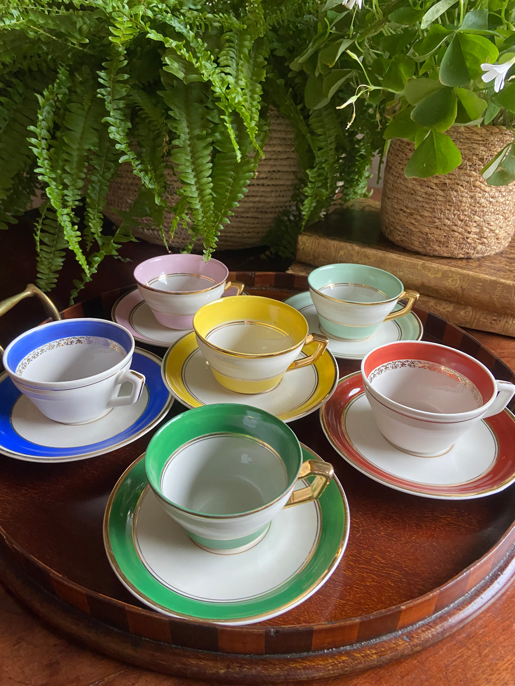 6 tazas de café en porcelana blanca con franja de diferentes colores.