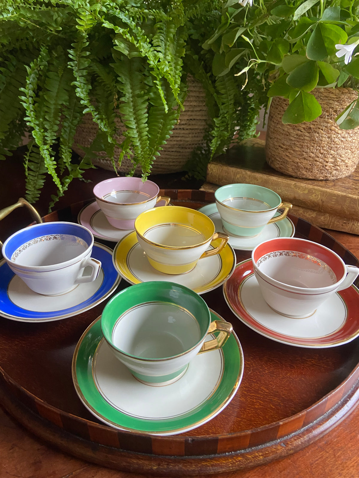 6 tazas de café en porcelana blanca con franja de diferentes colores.