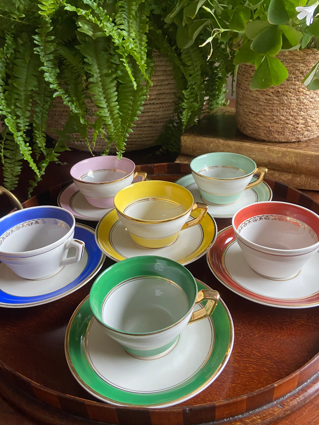 6 tazas de café en porcelana blanca con franja de diferentes colores.