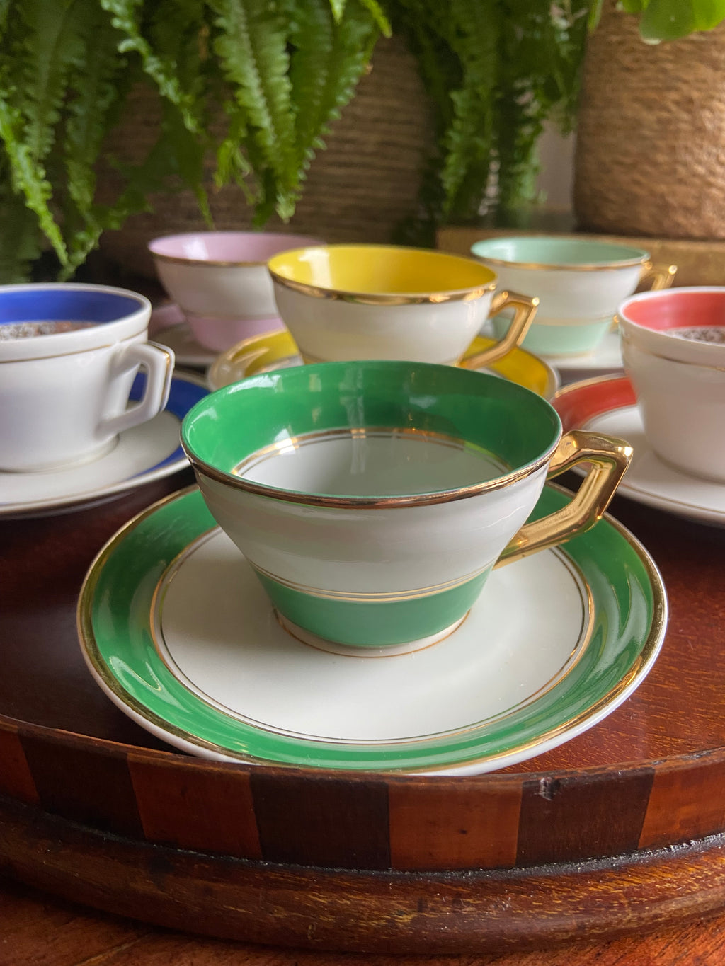 6 tazas de café en porcelana blanca con franja de diferentes colores.