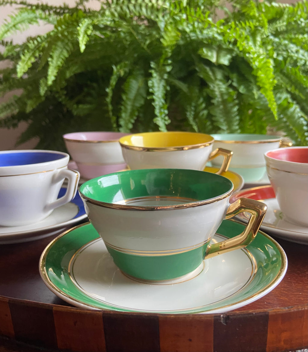 6 tazas de café en porcelana blanca con franja de diferentes colores.