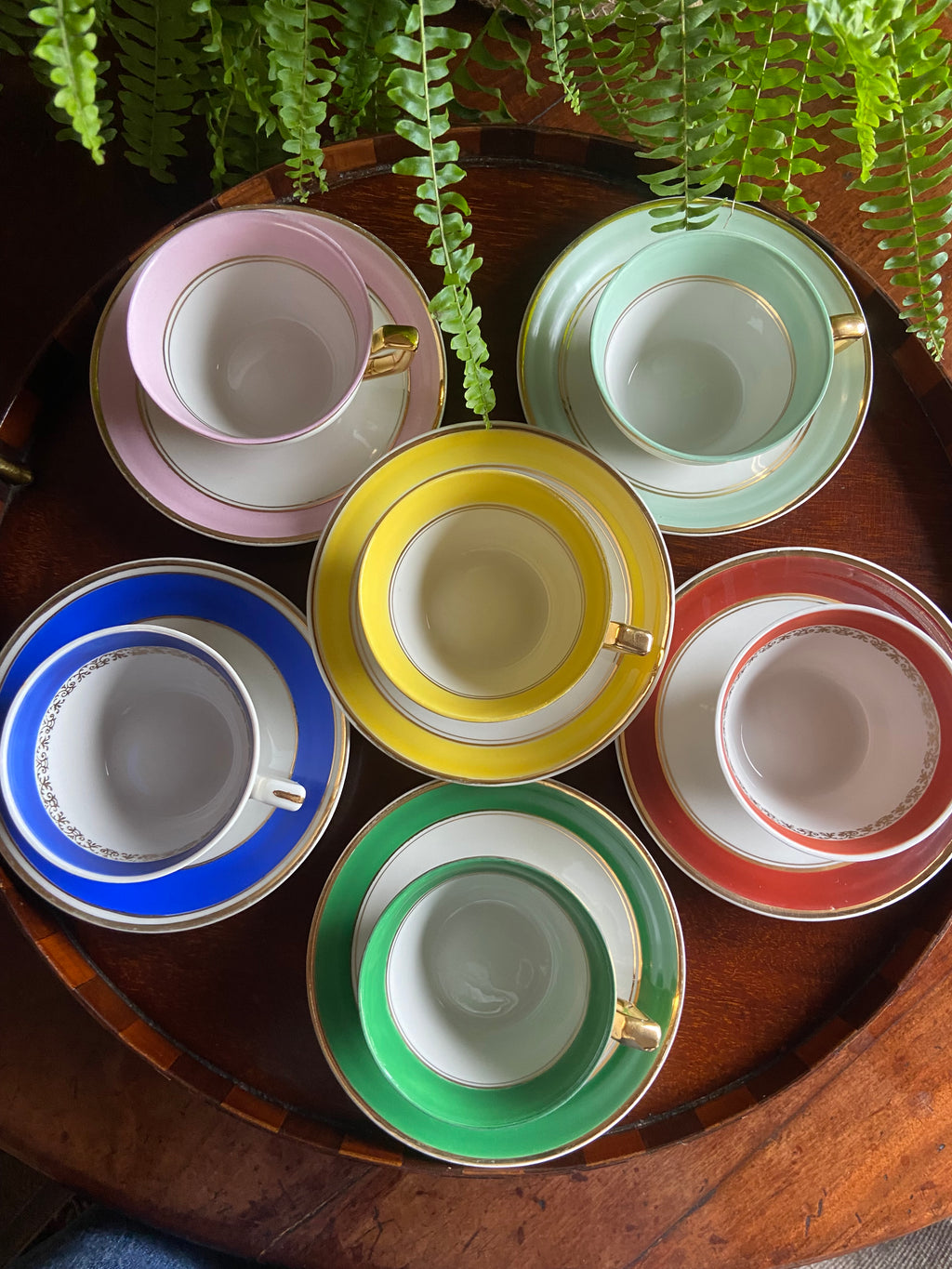 6 tazas de café en porcelana blanca con franja de diferentes colores.