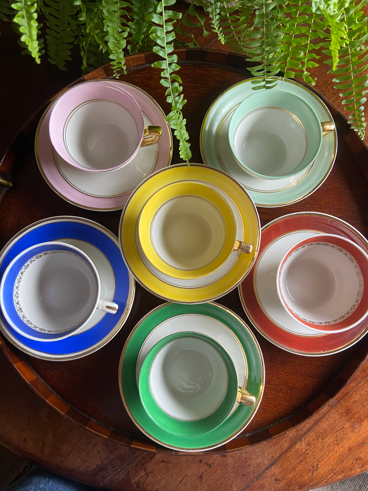 6 tazas de café en porcelana blanca con franja de diferentes colores.
