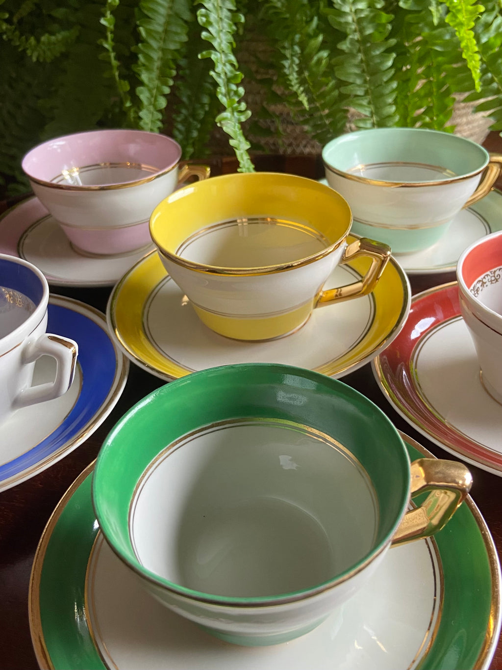 6 tazas de café en porcelana blanca con franja de diferentes colores.
