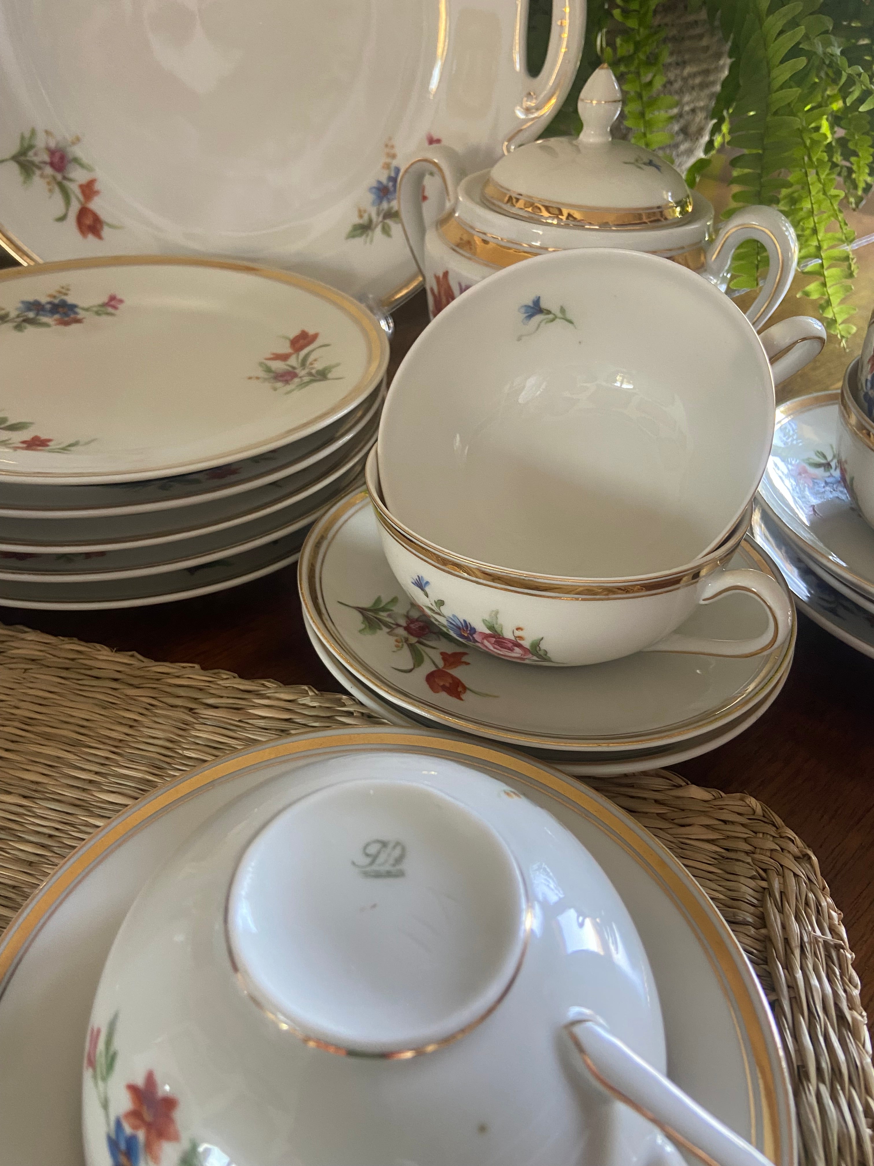 Juego de té en porcelana, fuente y 6 platos merienda en porcelana "Bidasoa"