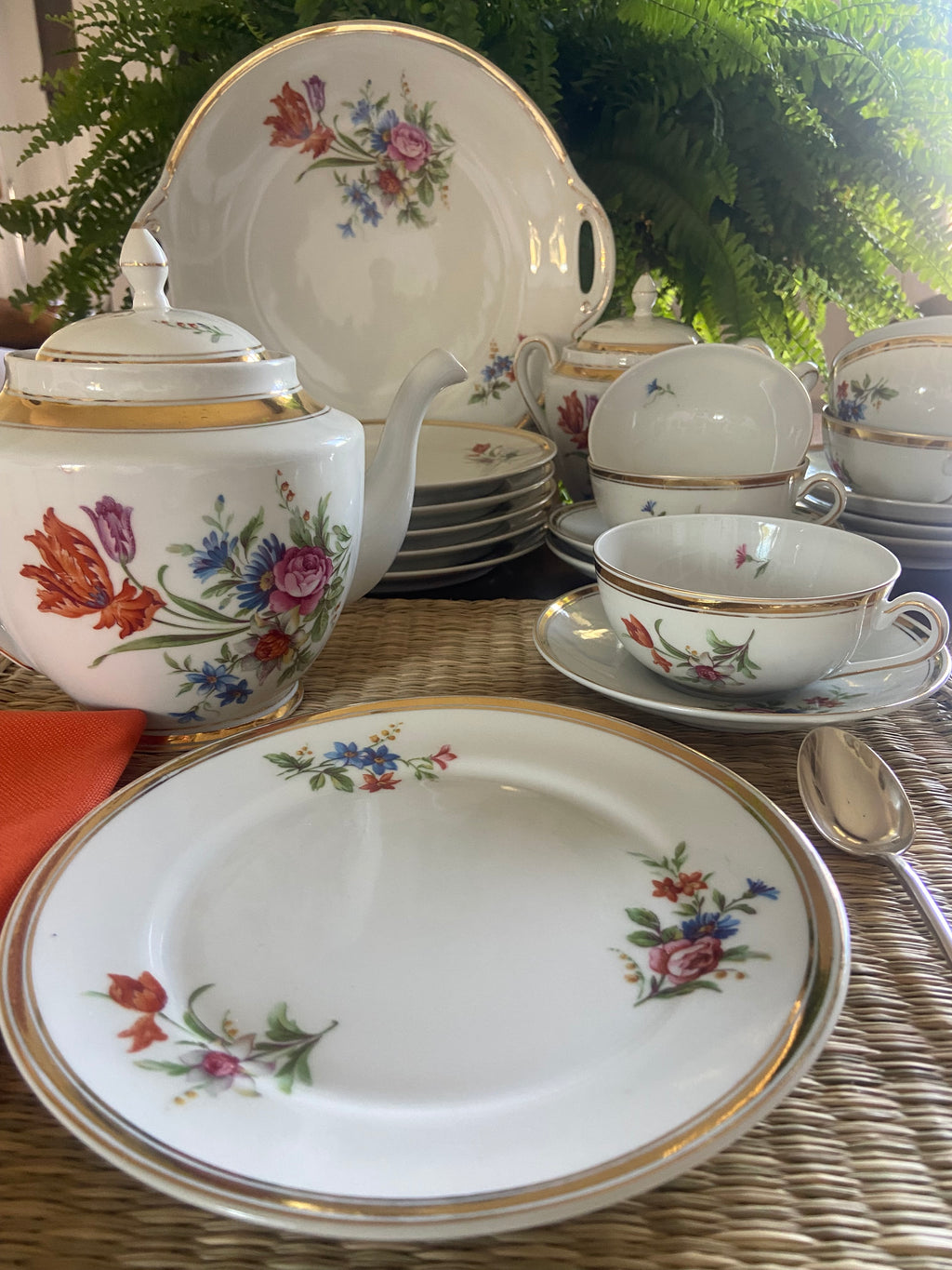 Juego de té en porcelana, fuente y 6 platos merienda en porcelana "Bidasoa"