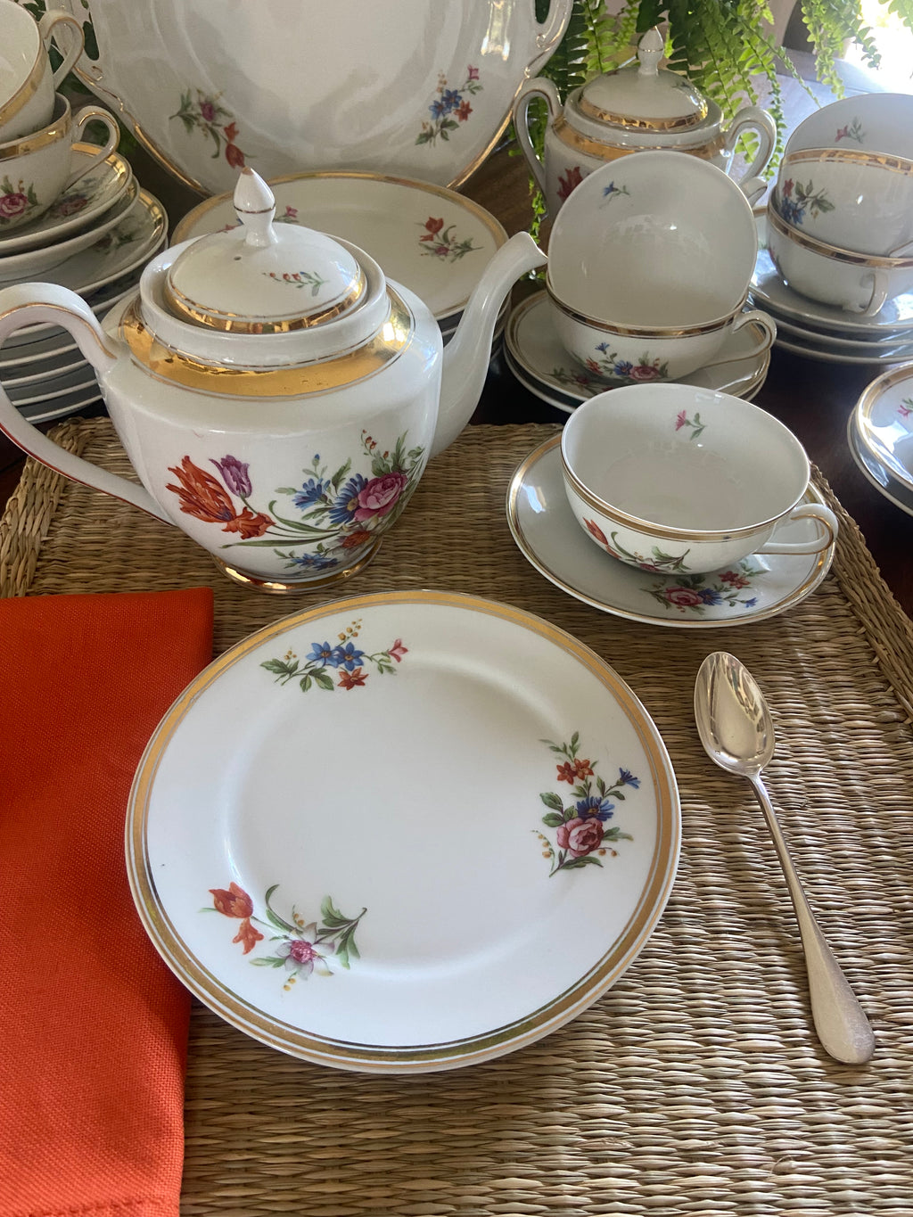 Juego de té en porcelana, fuente y 6 platos merienda en porcelana "Bidasoa"