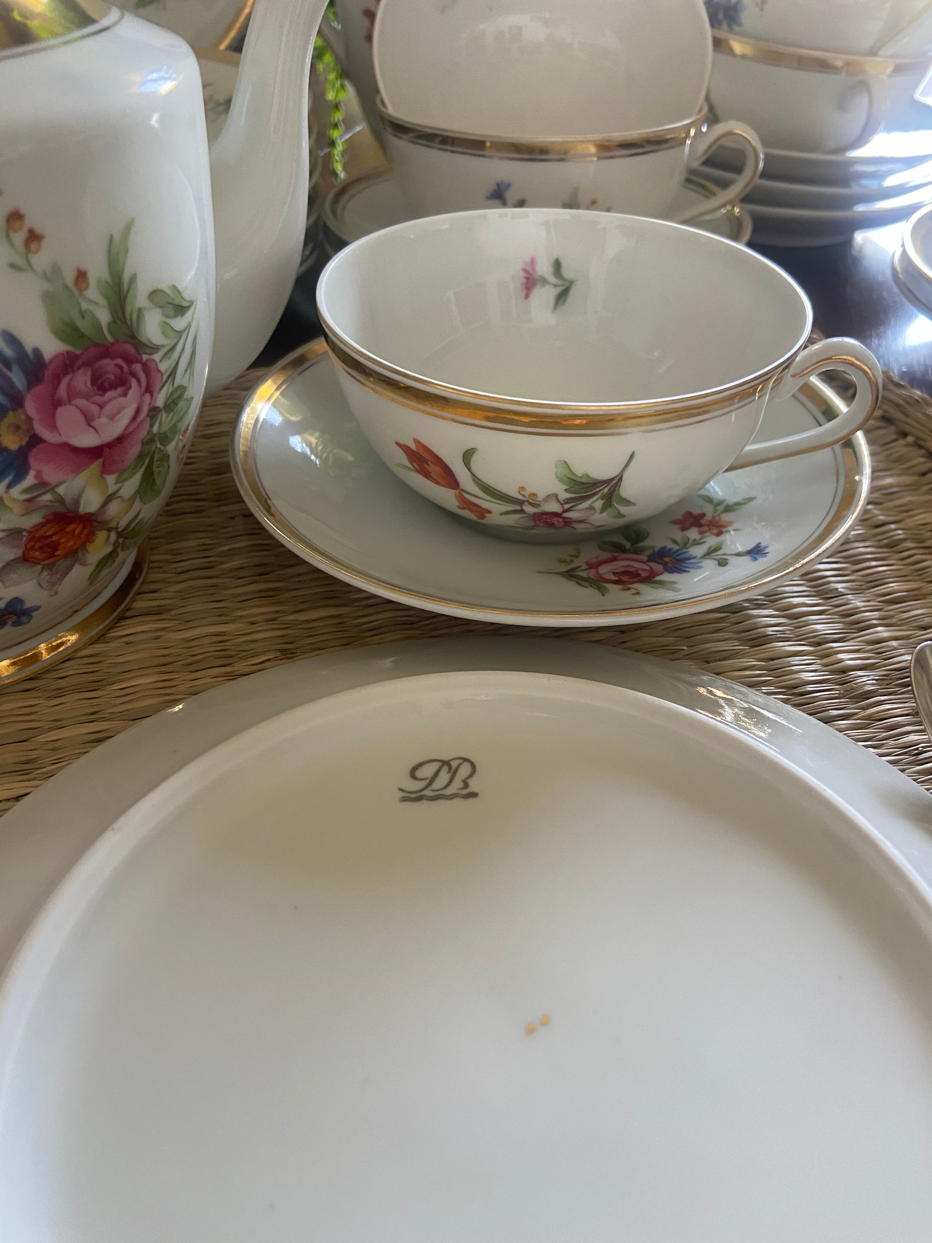 Juego de té en porcelana, fuente y 6 platos merienda en porcelana "Bidasoa"