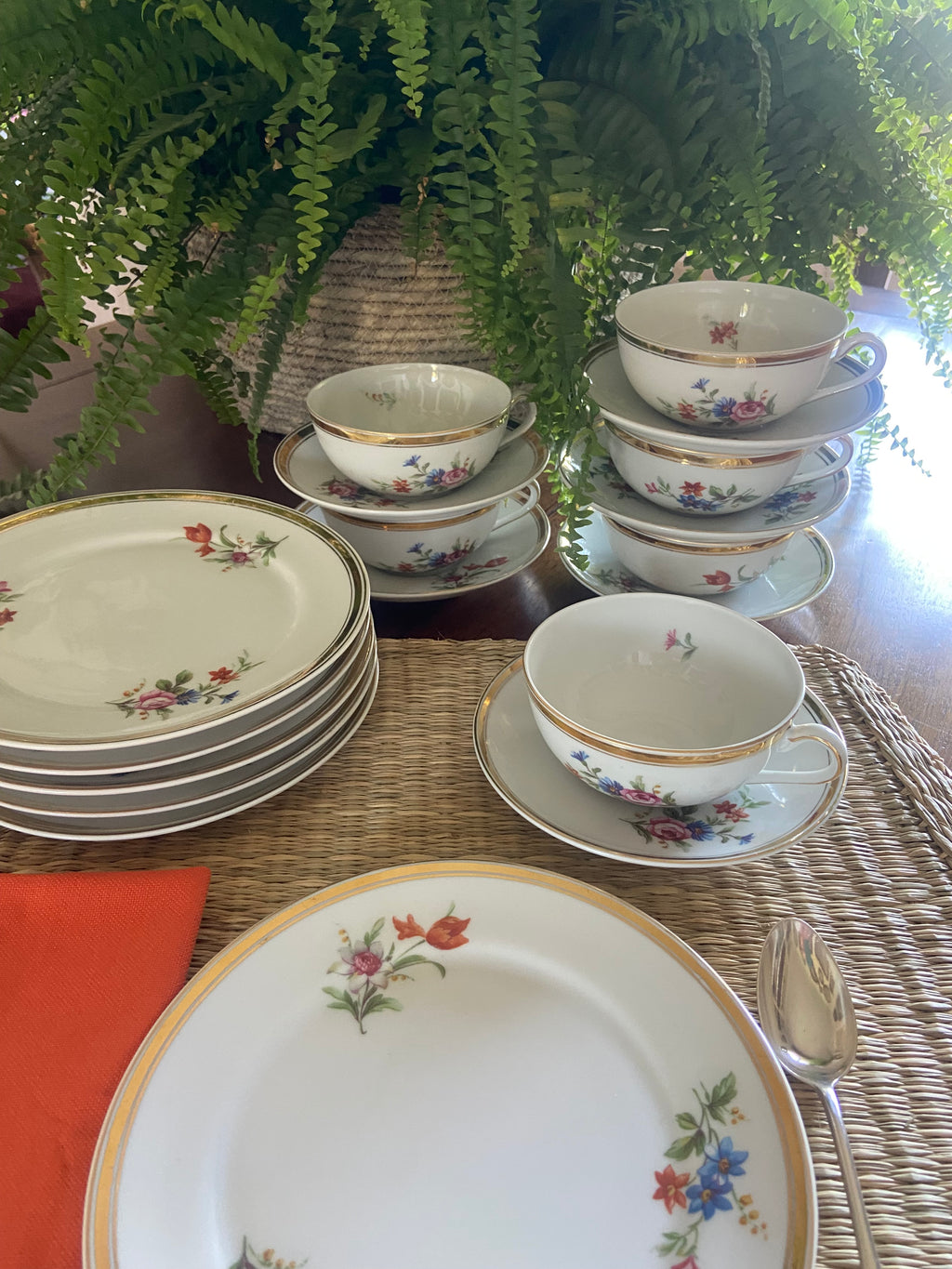 6 tazas de té con plato y 6 platos de merienda en porcelana "Bidasoa".
