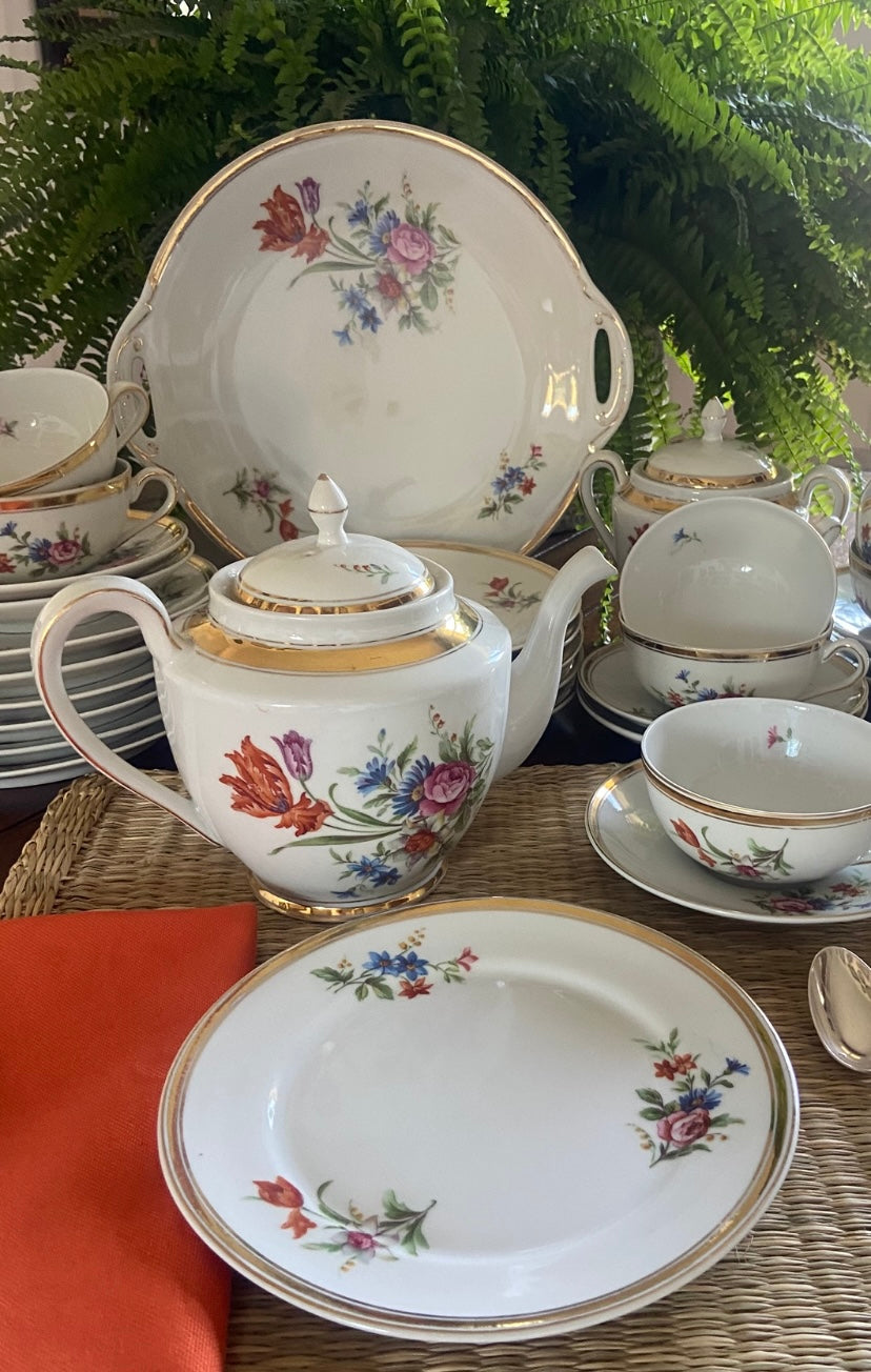 Juego de té en porcelana, fuente y 6 platos merienda en porcelana "Bidasoa"