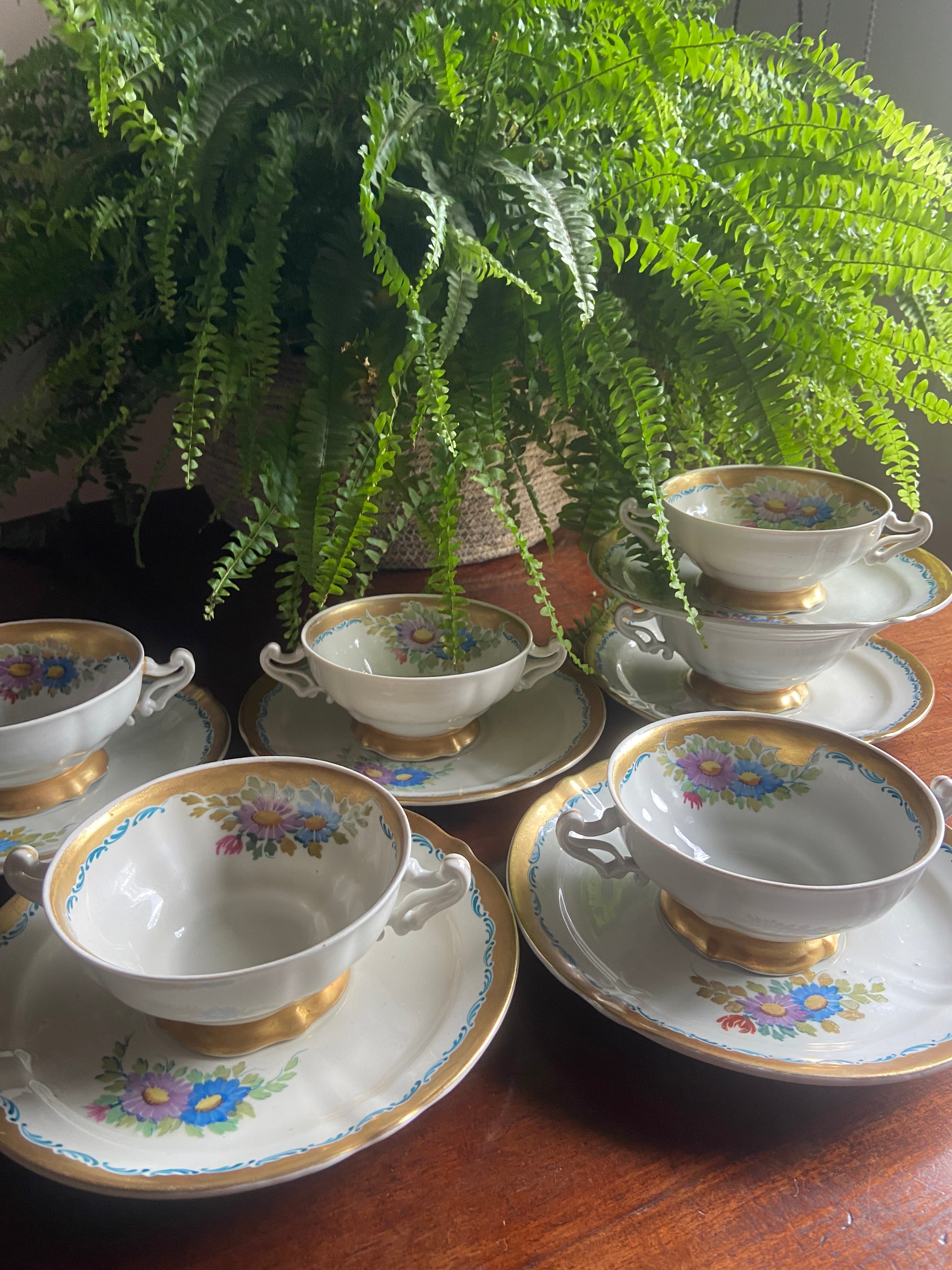 6 tazas de consomé en porcelana "Hispania" (Manises, Valencia).