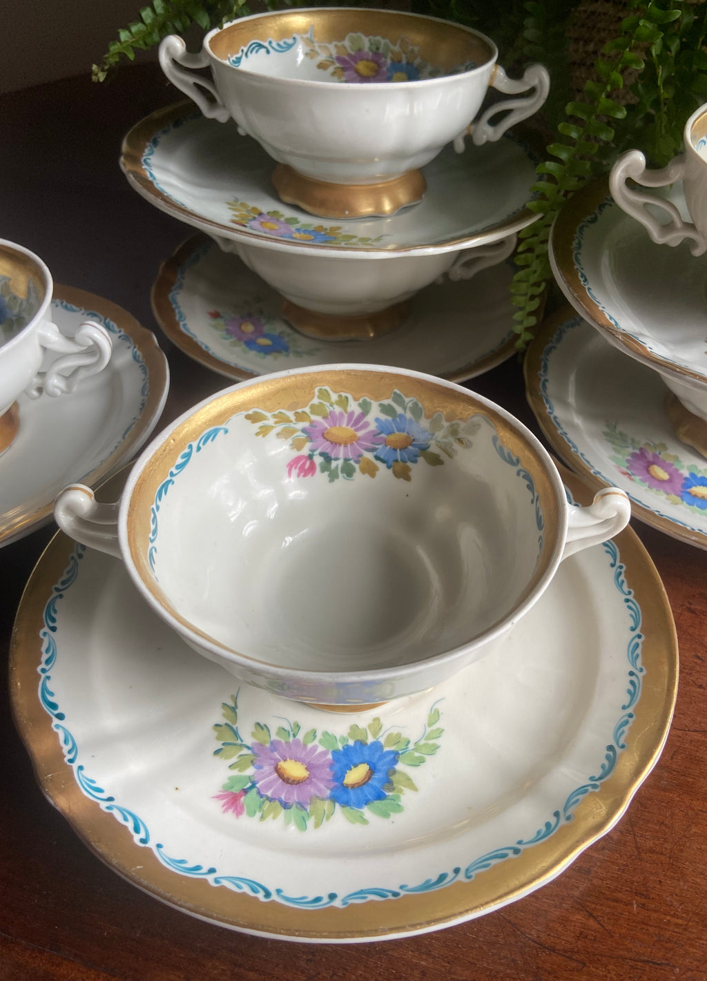6 tazas de consomé en porcelana "Hispania" (Manises, Valencia).