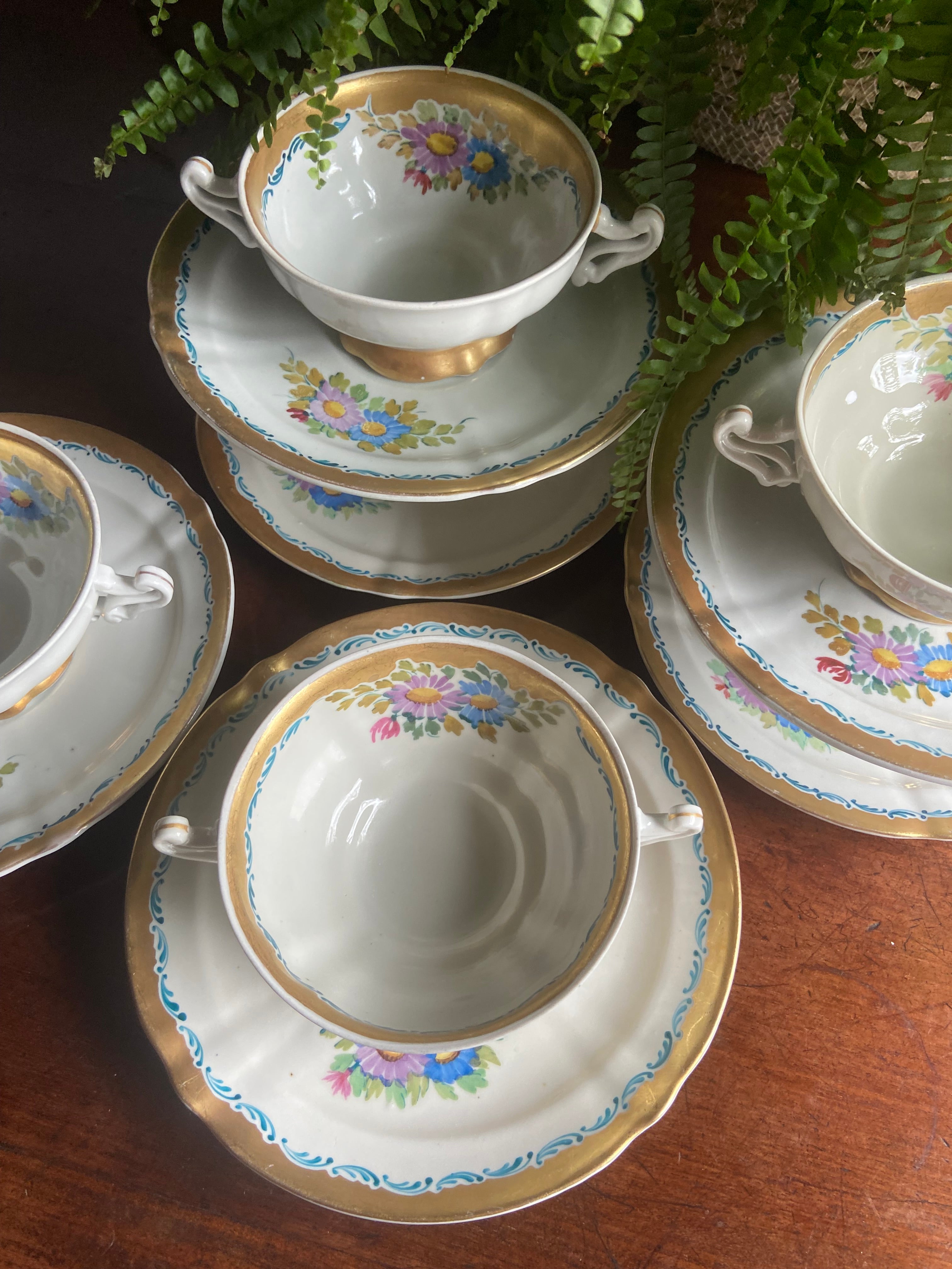 6 tazas de consomé en porcelana "Hispania" (Manises, Valencia).