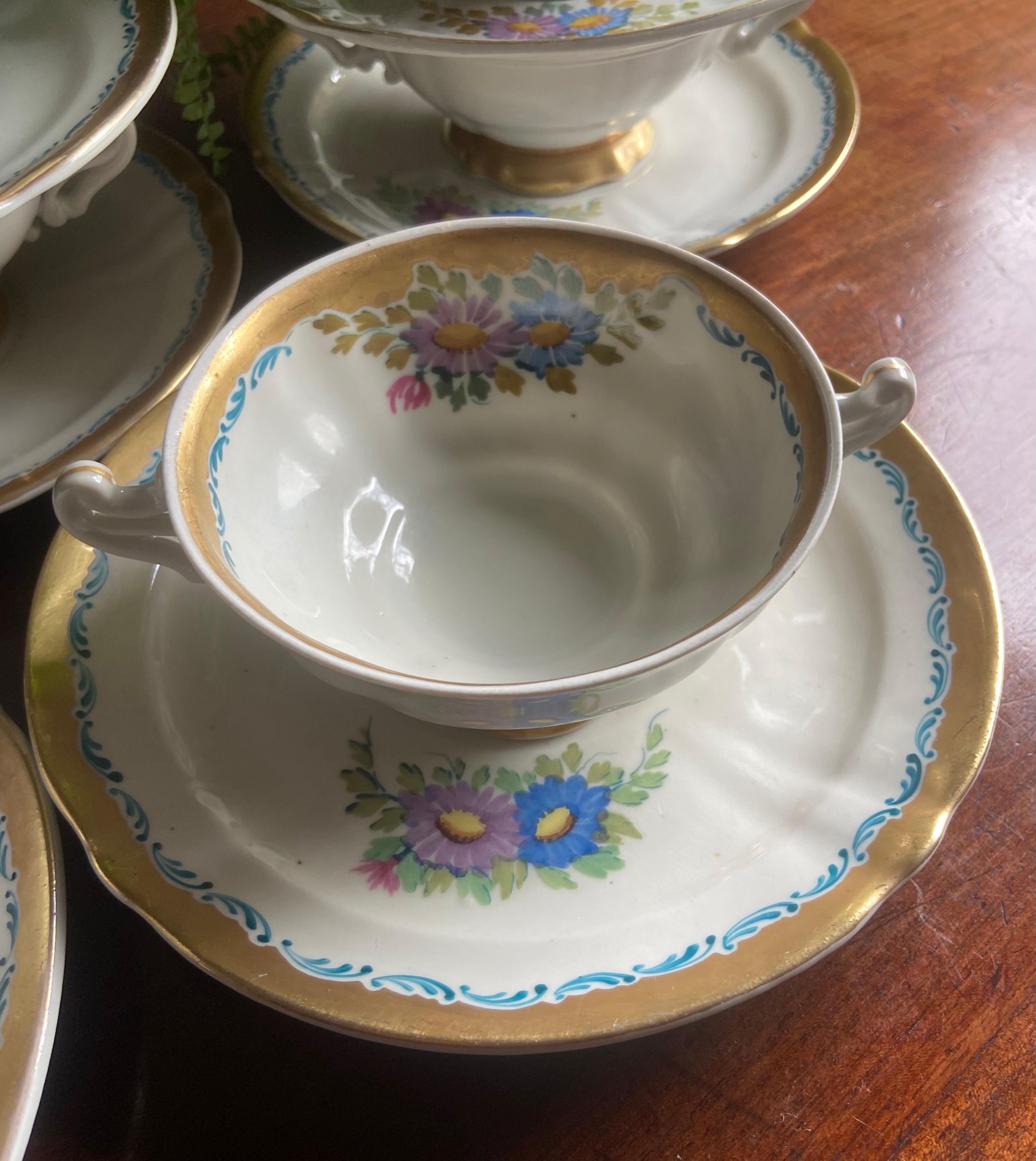 6 tazas de consomé en porcelana "Hispania" (Manises, Valencia).