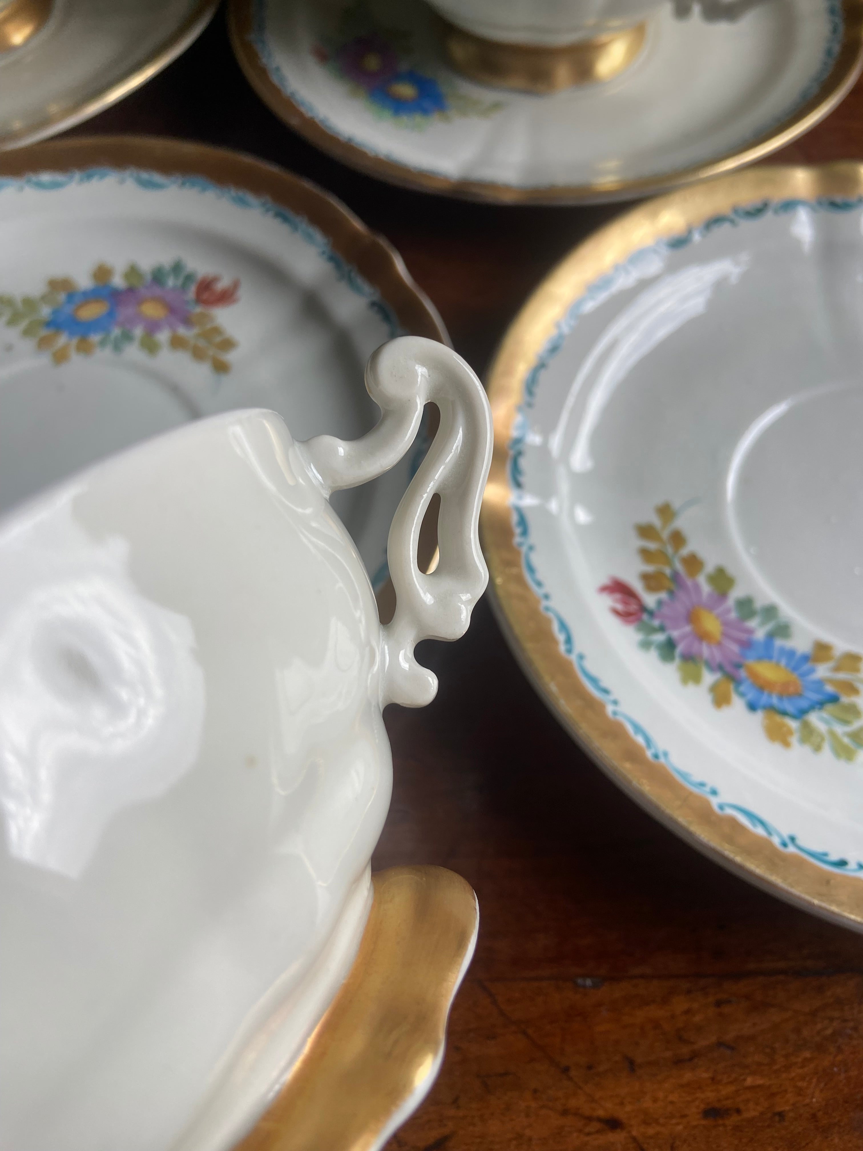 6 tazas de consomé en porcelana "Hispania" (Manises, Valencia).