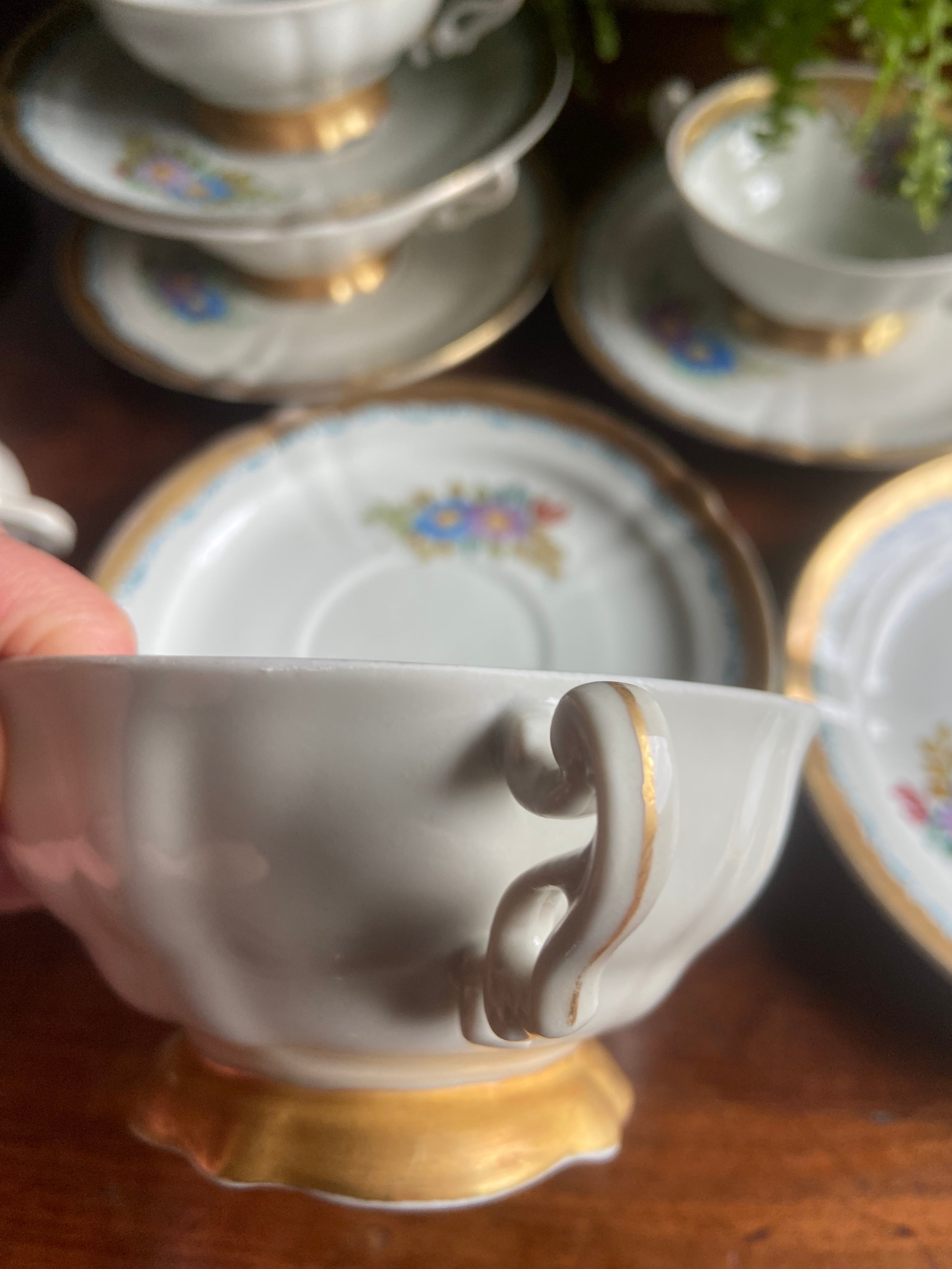 6 tazas de consomé en porcelana "Hispania" (Manises, Valencia).