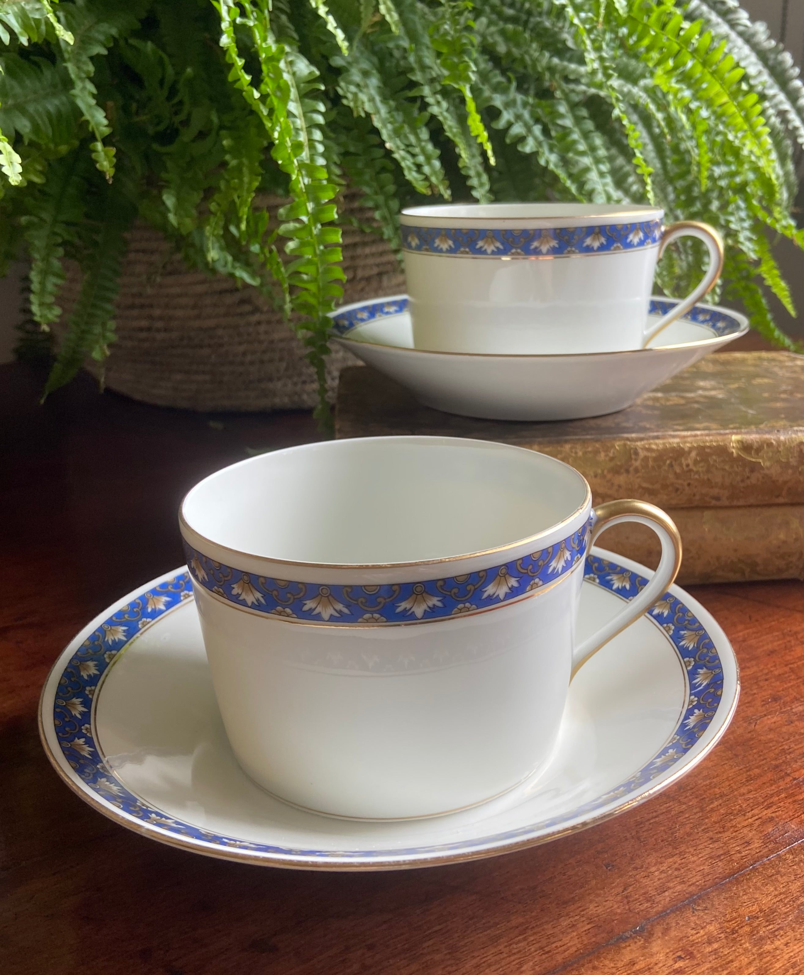 Pareja de tazas desayuno en porcelana francesa  "W.G & Cia" de Limoges.