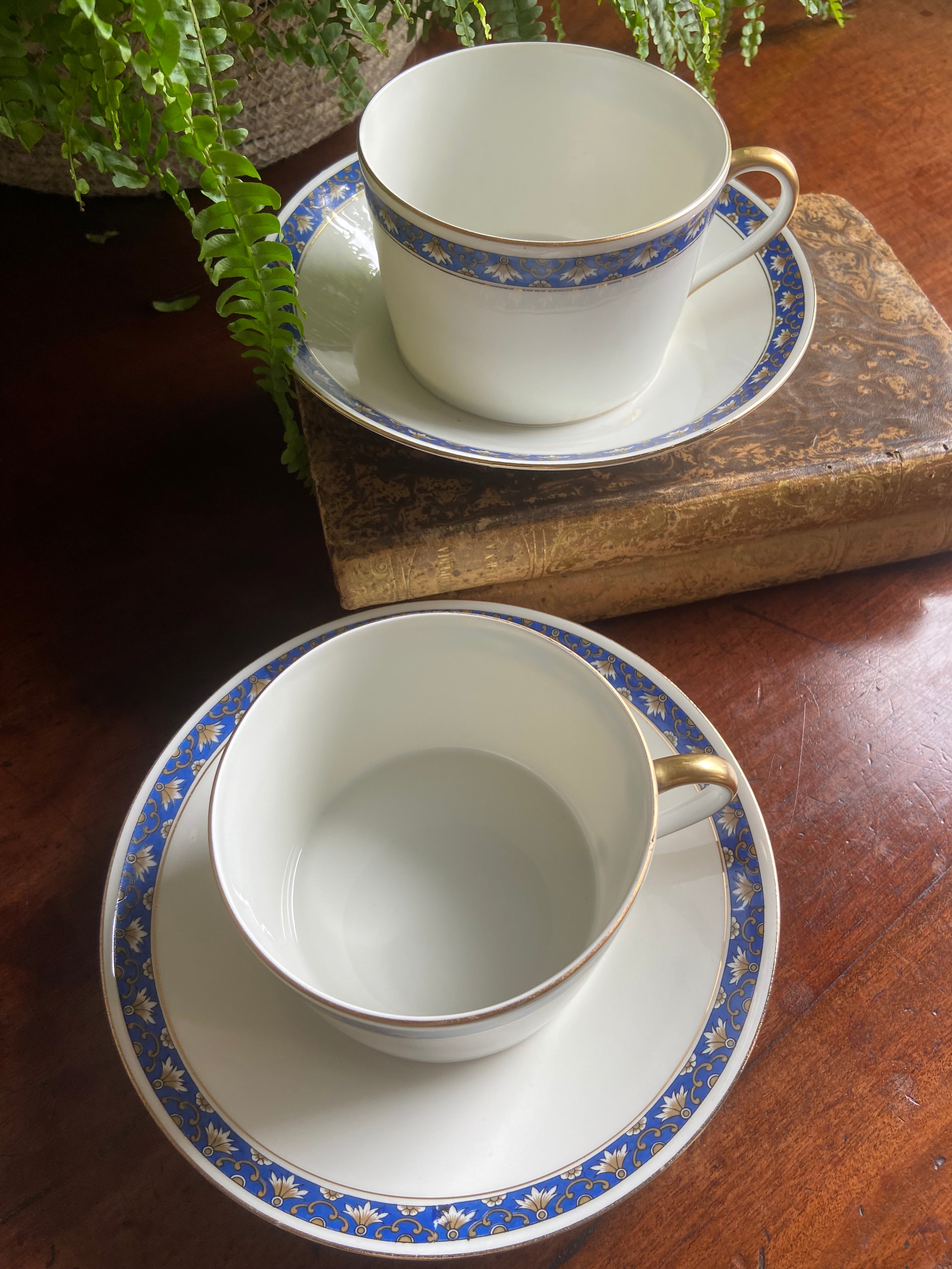Pareja de tazas desayuno en porcelana francesa  "W.G & Cia" de Limoges.