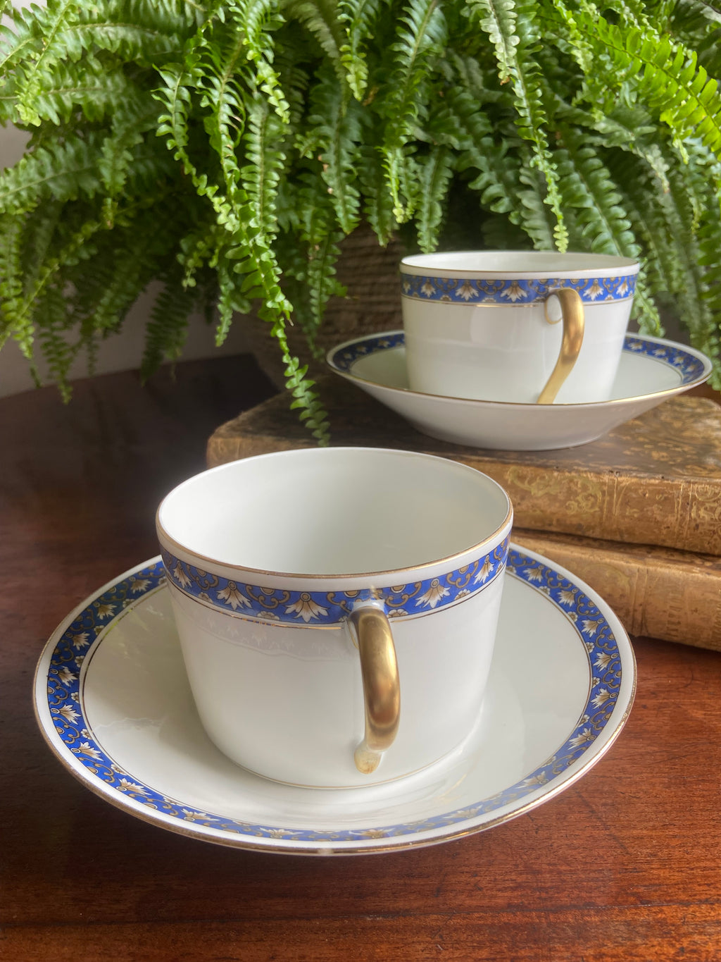 Pareja de tazas desayuno en porcelana francesa  "W.G & Cia" de Limoges.