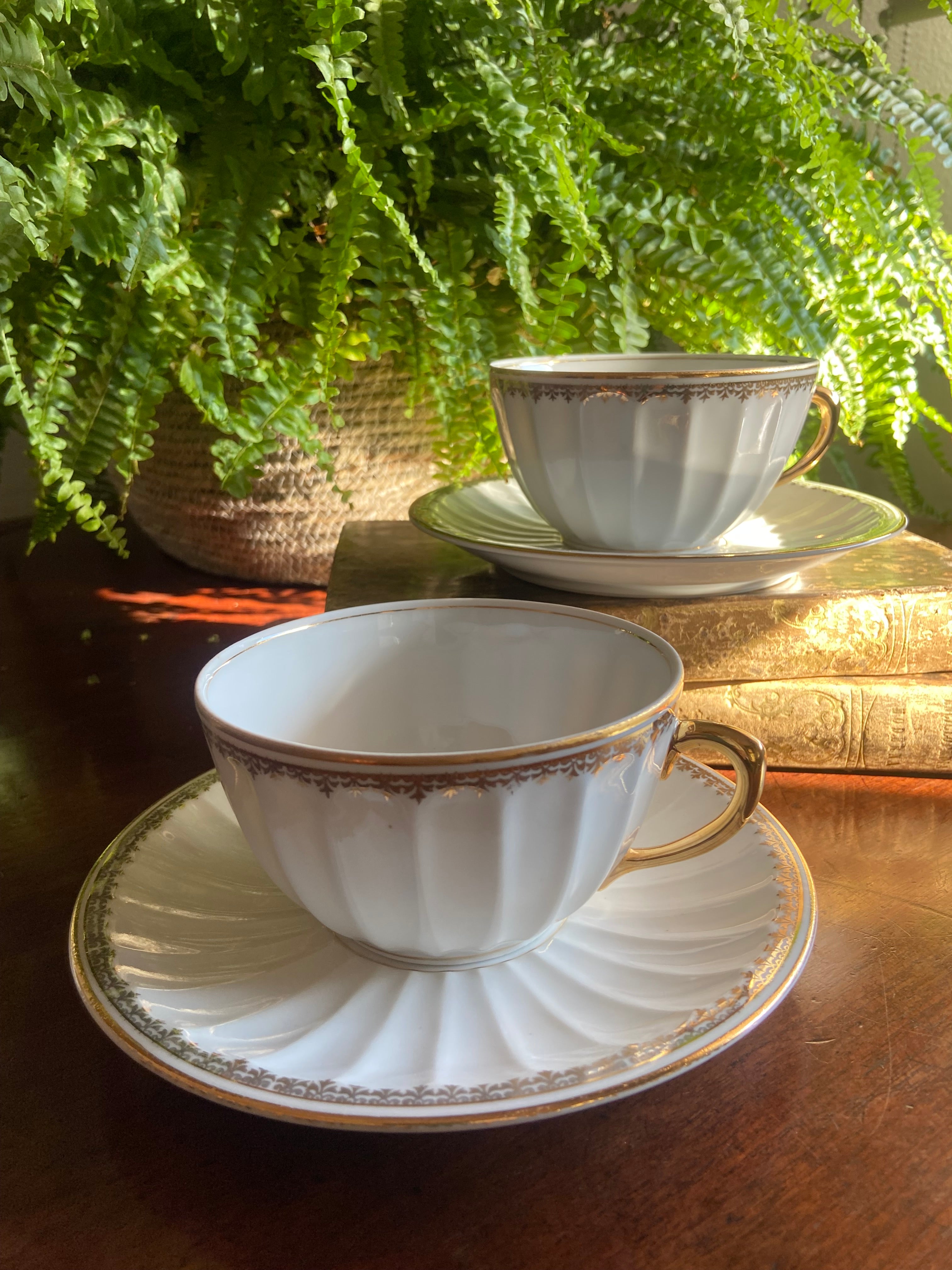 Pareja de tazas de desayuño en porcelana "La pajarita" Manofacturas cerámicas, en Barcelona.