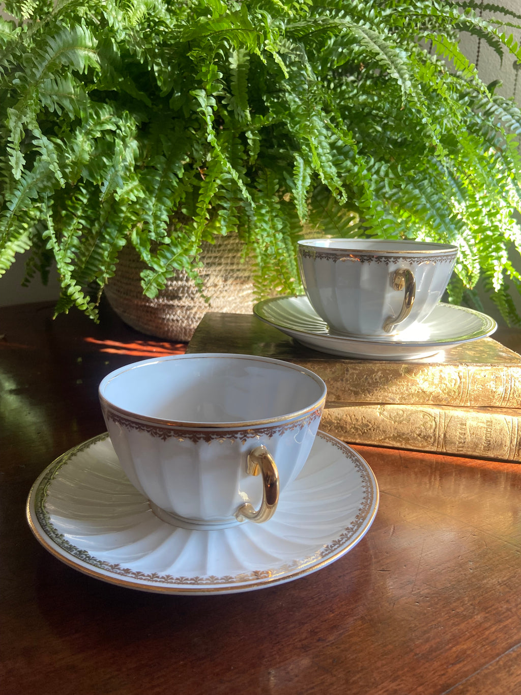 Pareja de tazas de desayuño en porcelana "La pajarita" Manofacturas cerámicas, en Barcelona.