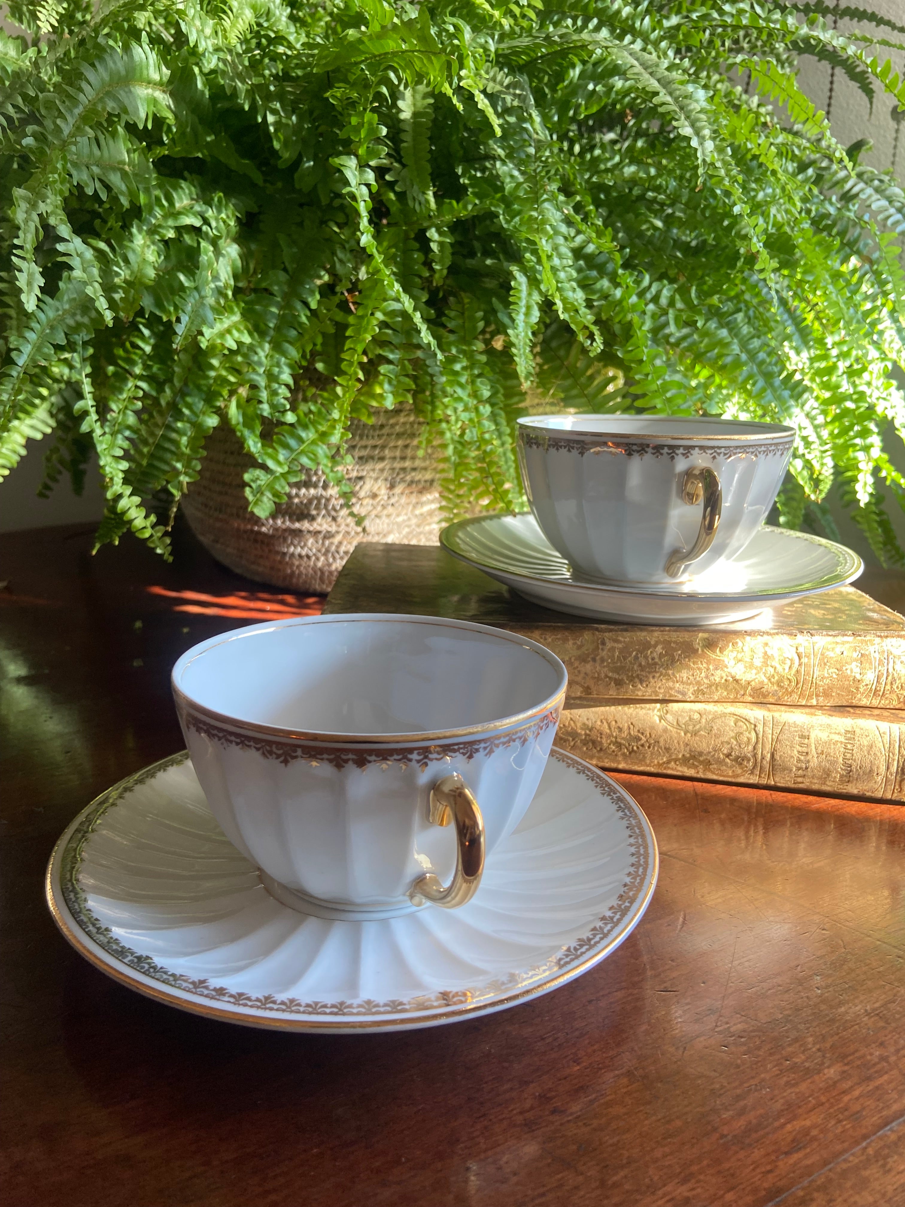 Pareja de tazas de desayuño en porcelana "La pajarita" Manofacturas cerámicas, en Barcelona.