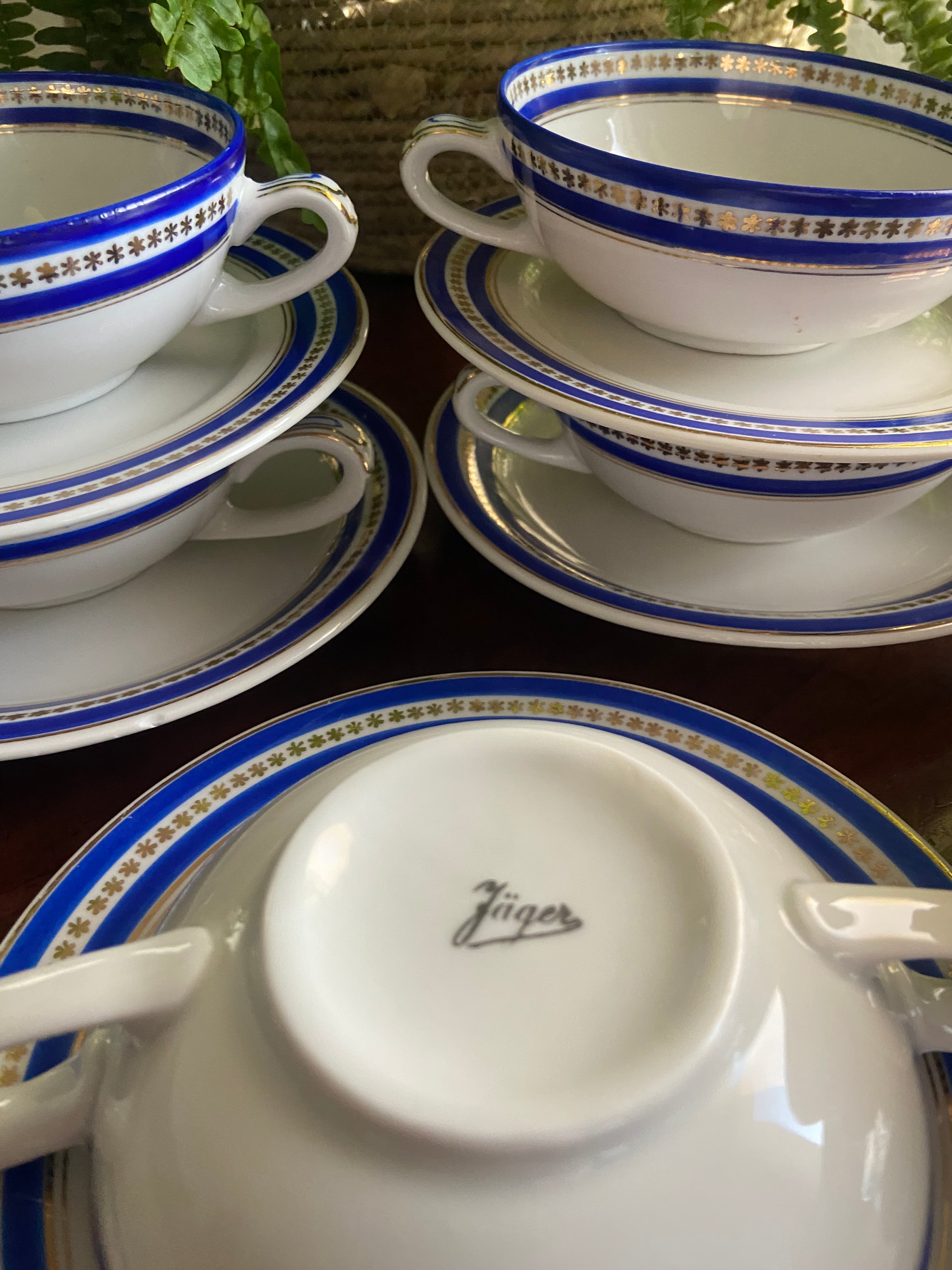 10 tazas de consomé en porcelana alemana "Jager"