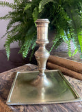 Candelabro de latón con base cuadrada