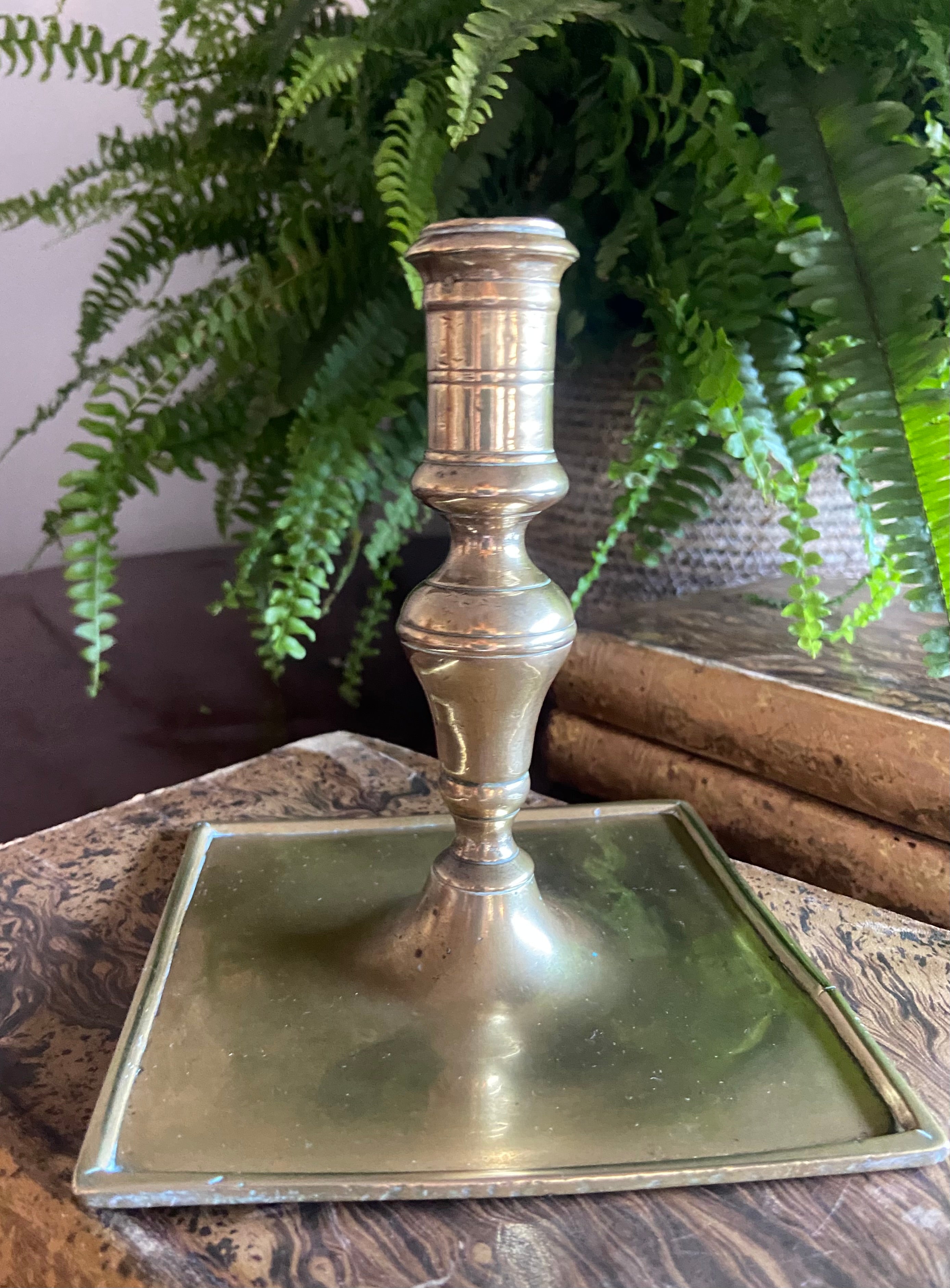 Candelabro de latón con base cuadrada
