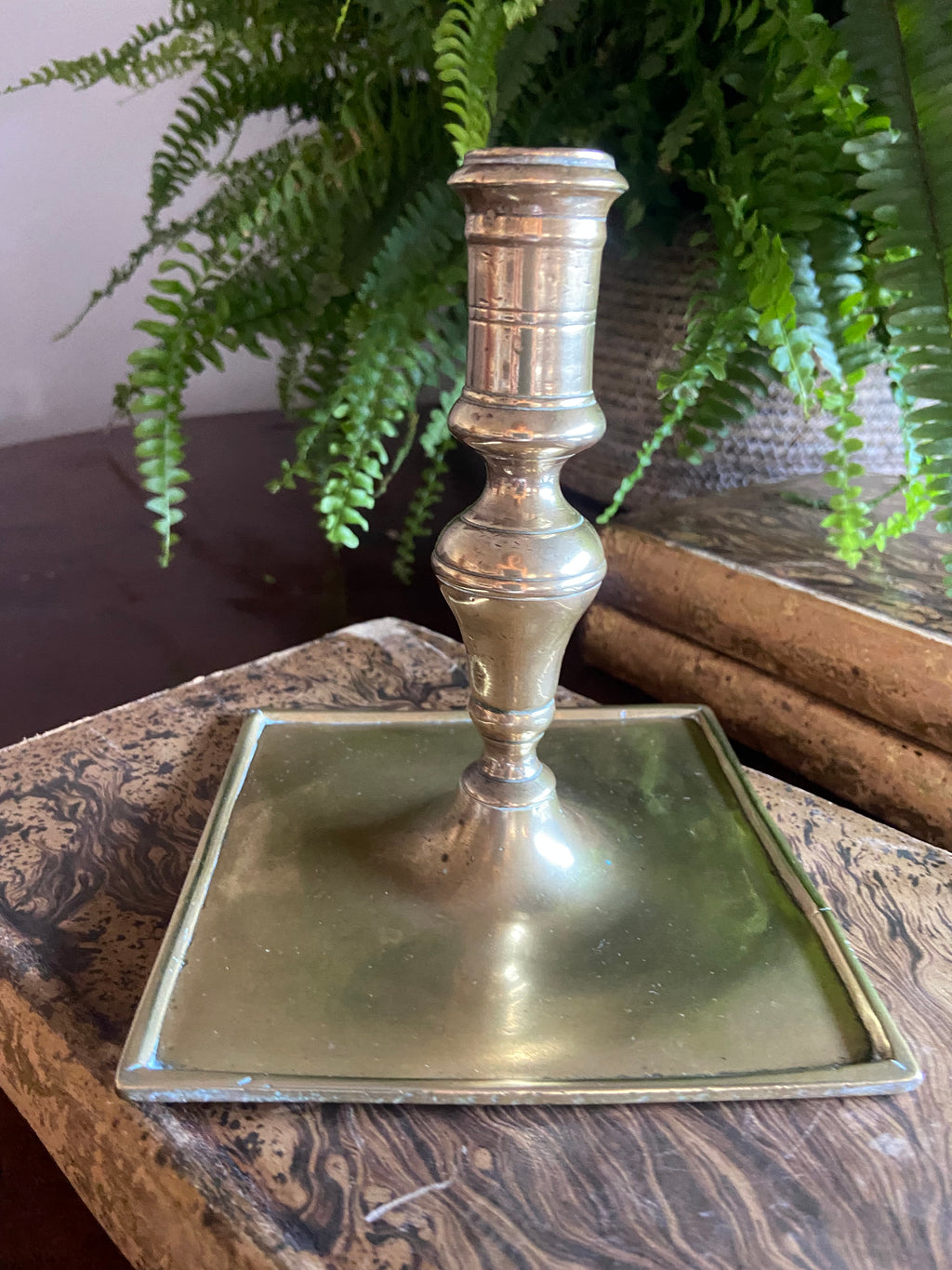 Candelabro de latón con base cuadrada