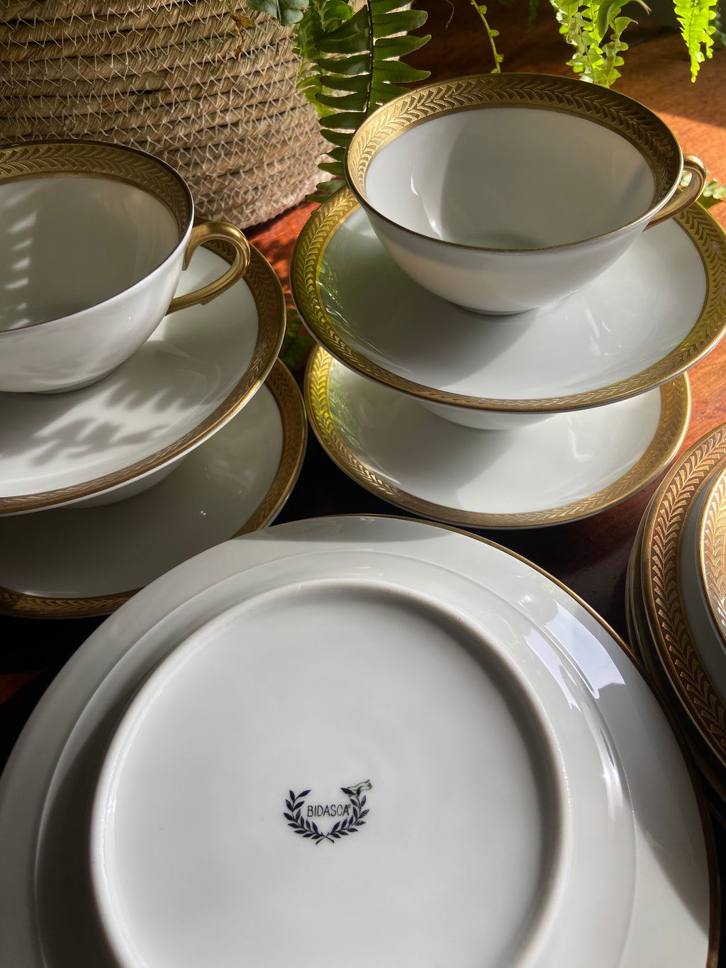 5 tazas de té con plato y 6 platos de merienda en porcelana "Bidasoa".