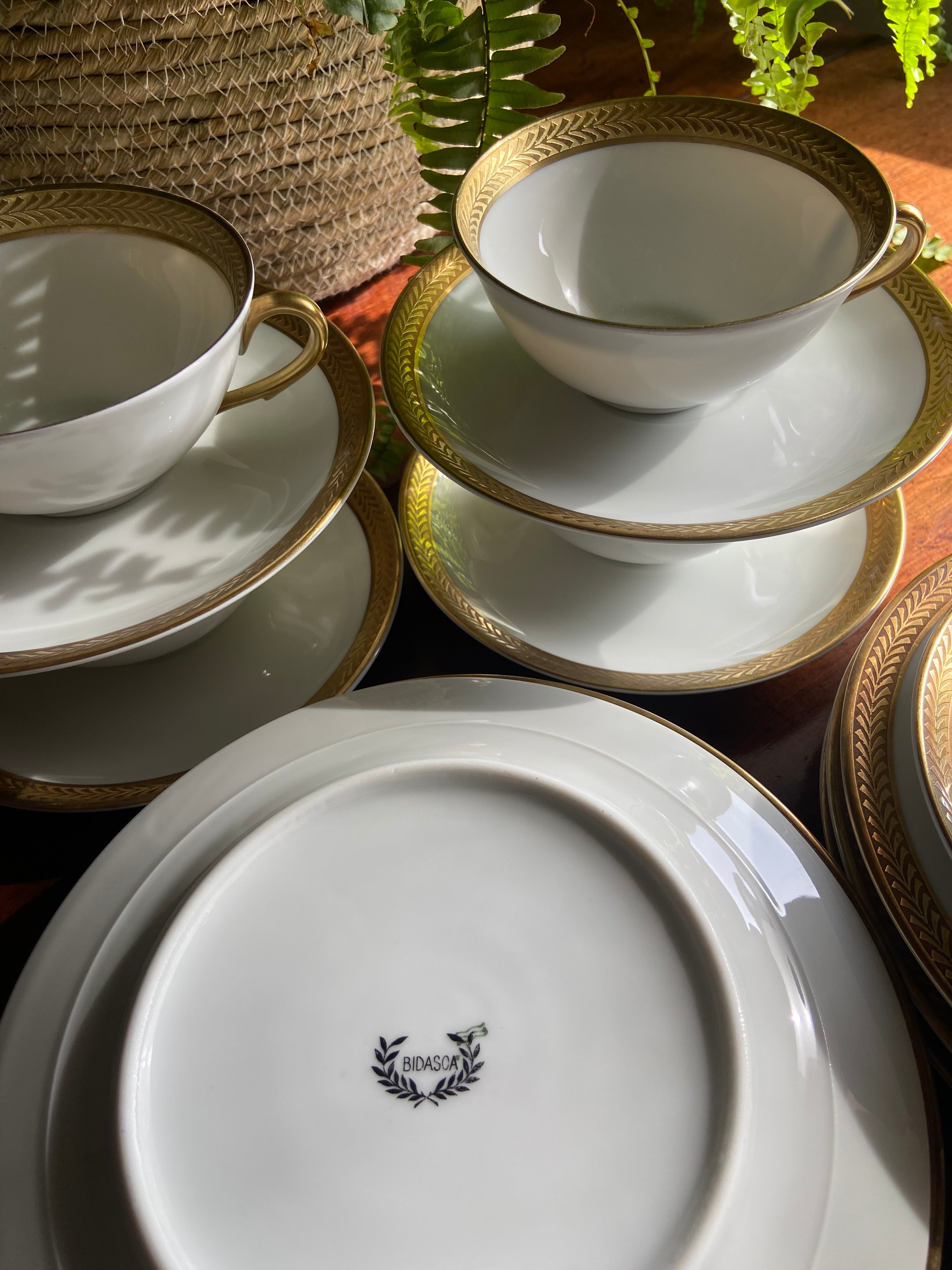 5 tazas de té con plato y 6 platos de merienda en porcelana "Bidasoa".