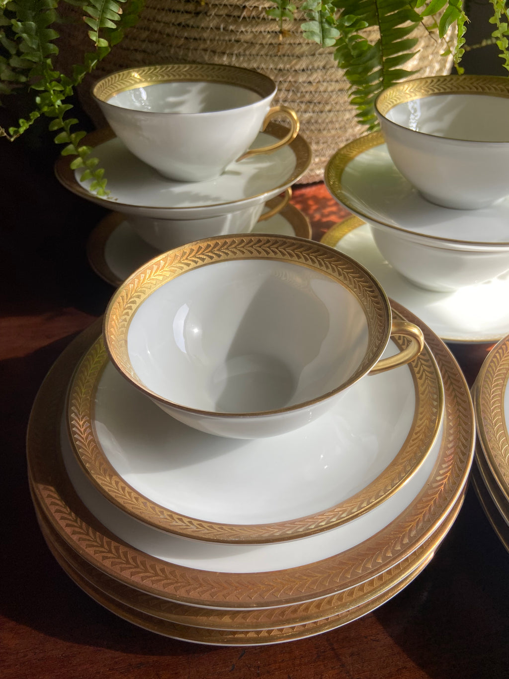 5 tazas de té con plato y 6 platos de merienda en porcelana "Bidasoa".