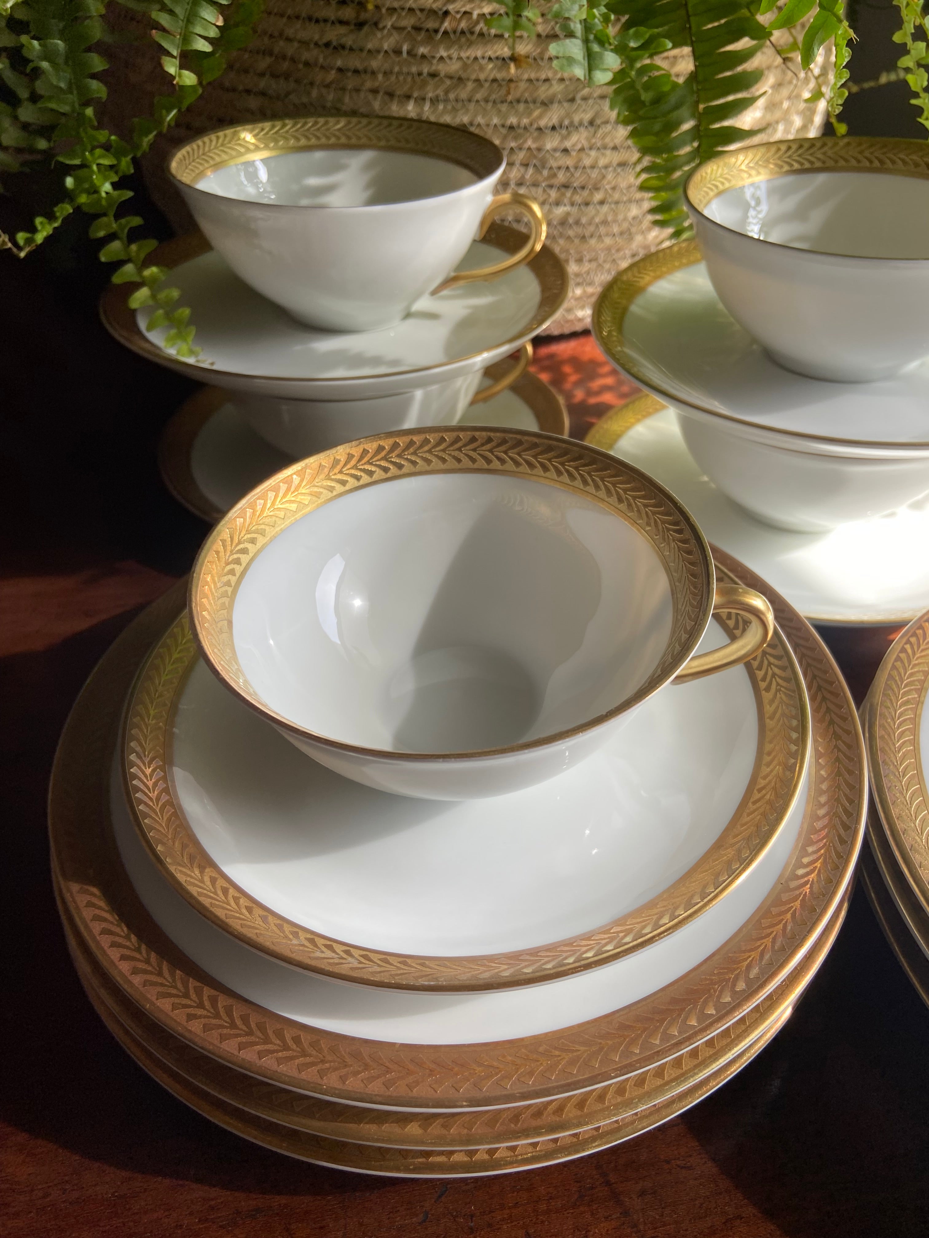 5 tazas de té con plato y 6 platos de merienda en porcelana "Bidasoa".