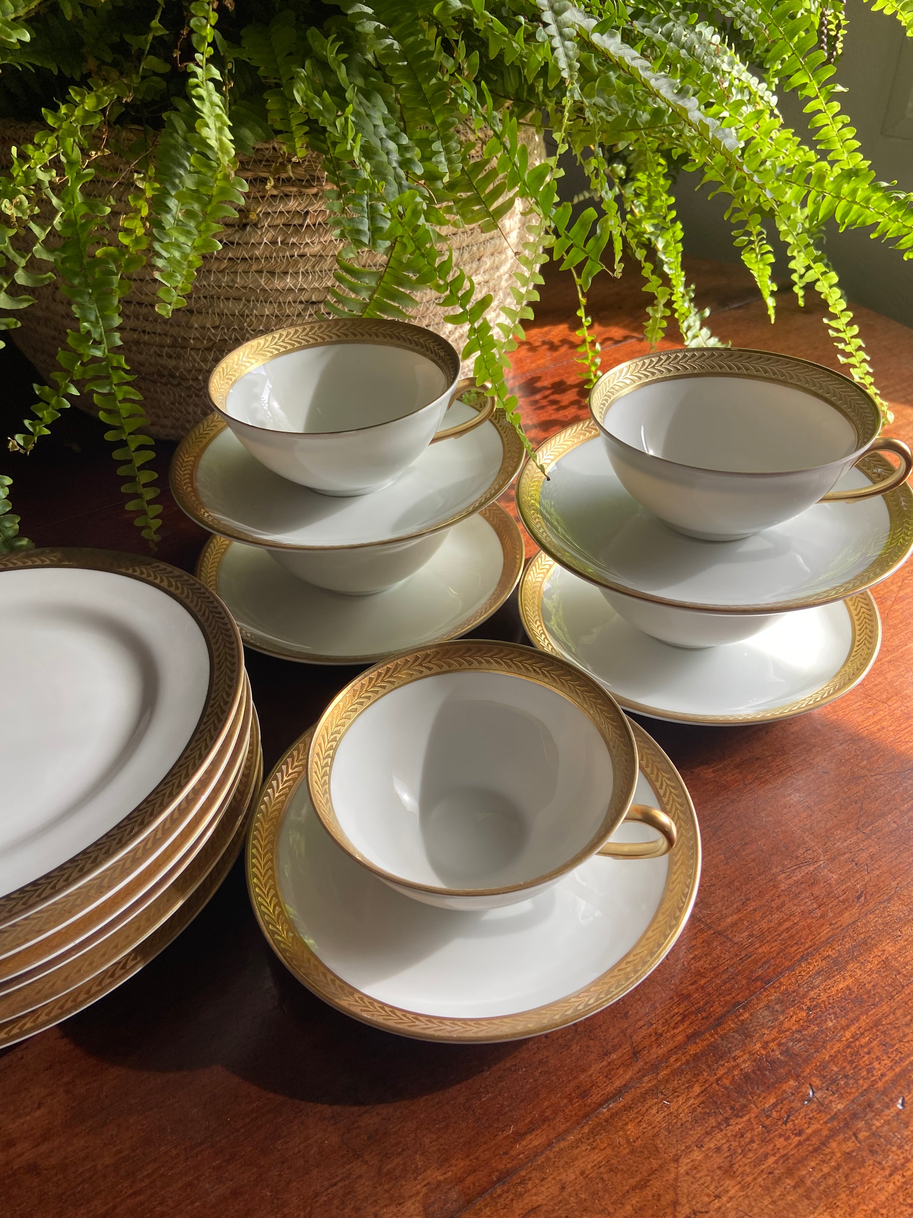 5 tazas de té con plato y 6 platos de merienda en porcelana "Bidasoa".