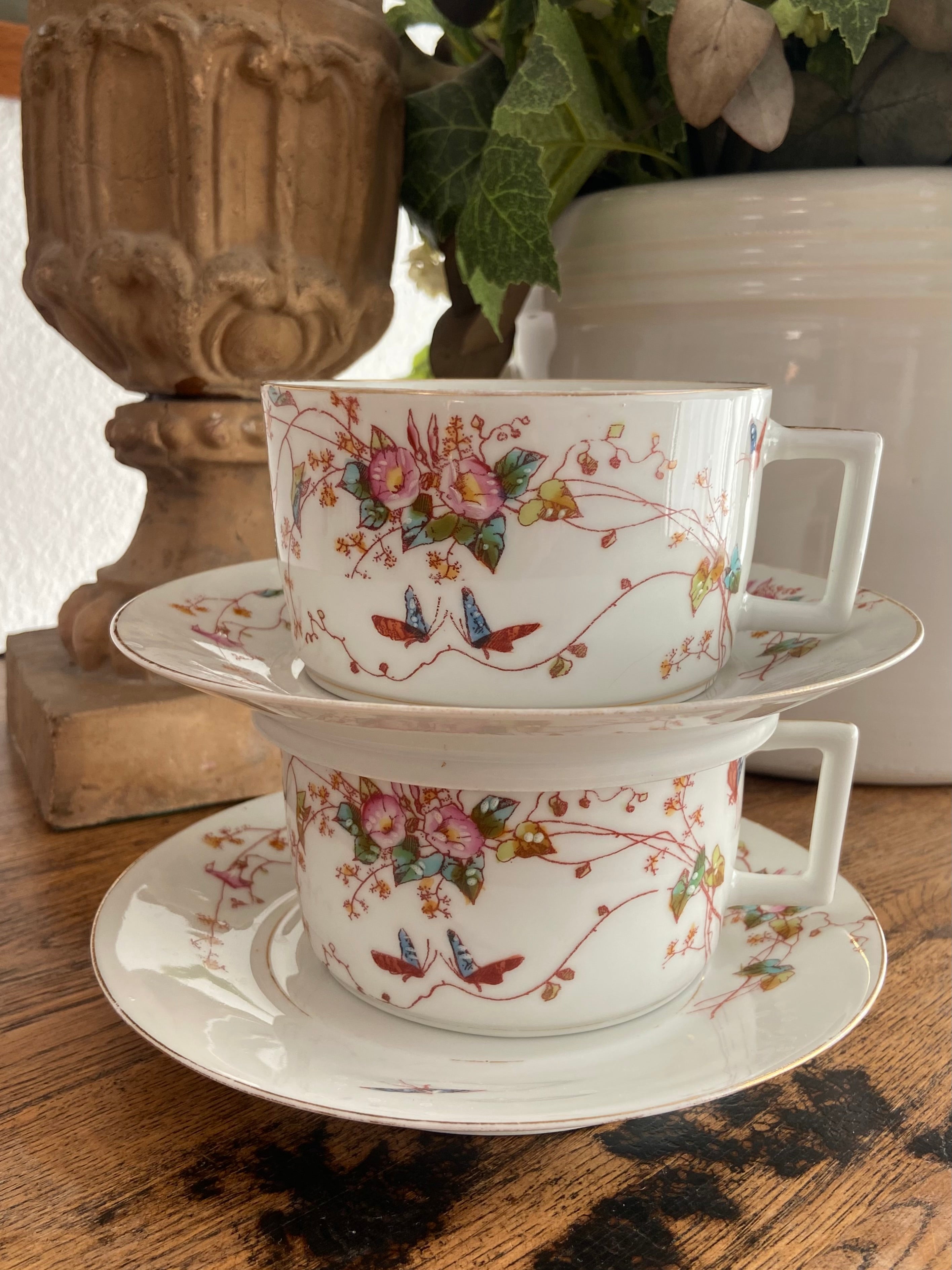 Pareja tazas desayuño en porcelana