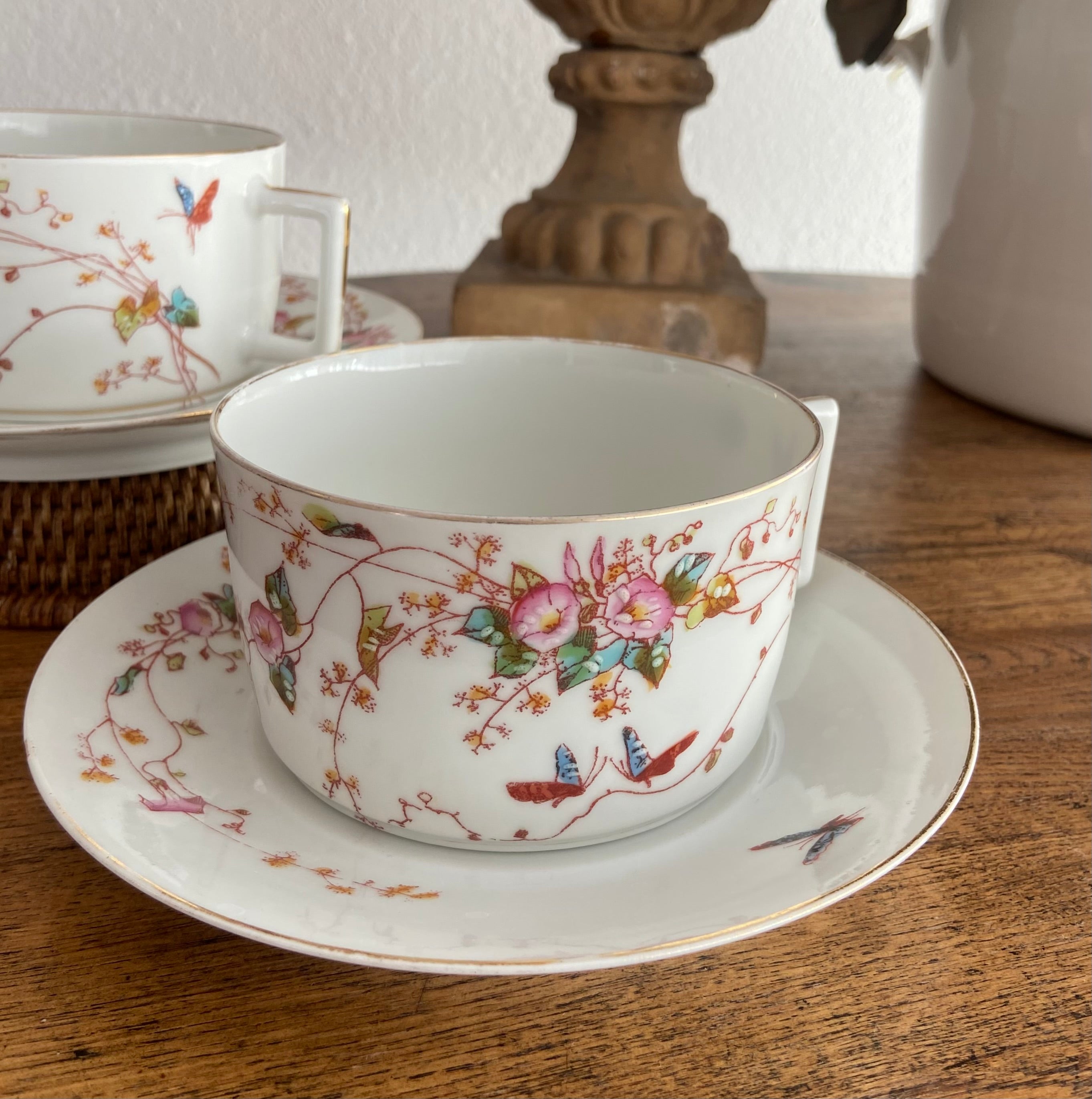 Pareja tazas desayuño en porcelana