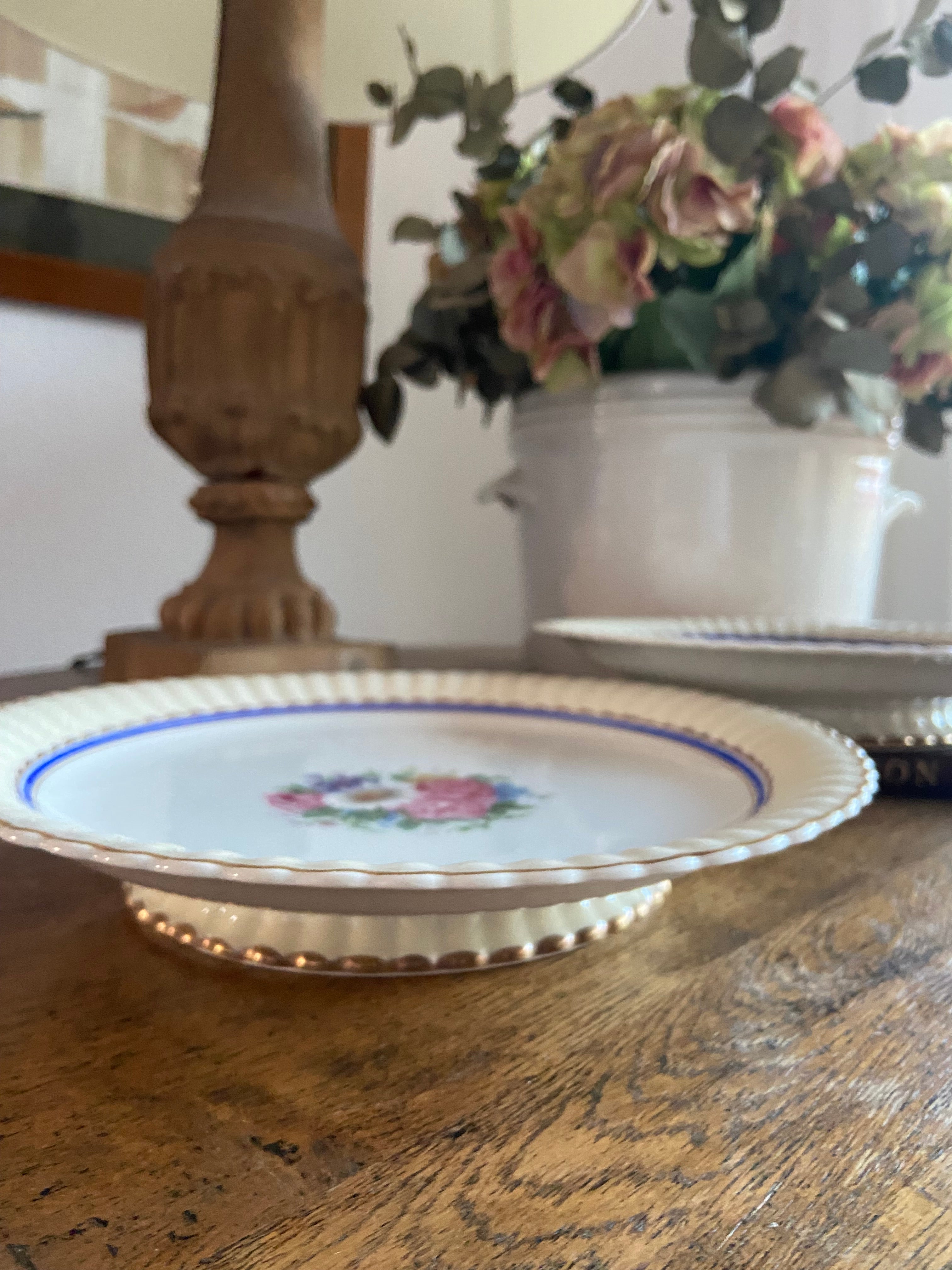 Pareja de platos con pie en porcelana francesa de Limoges "Bernardaud & Cia"