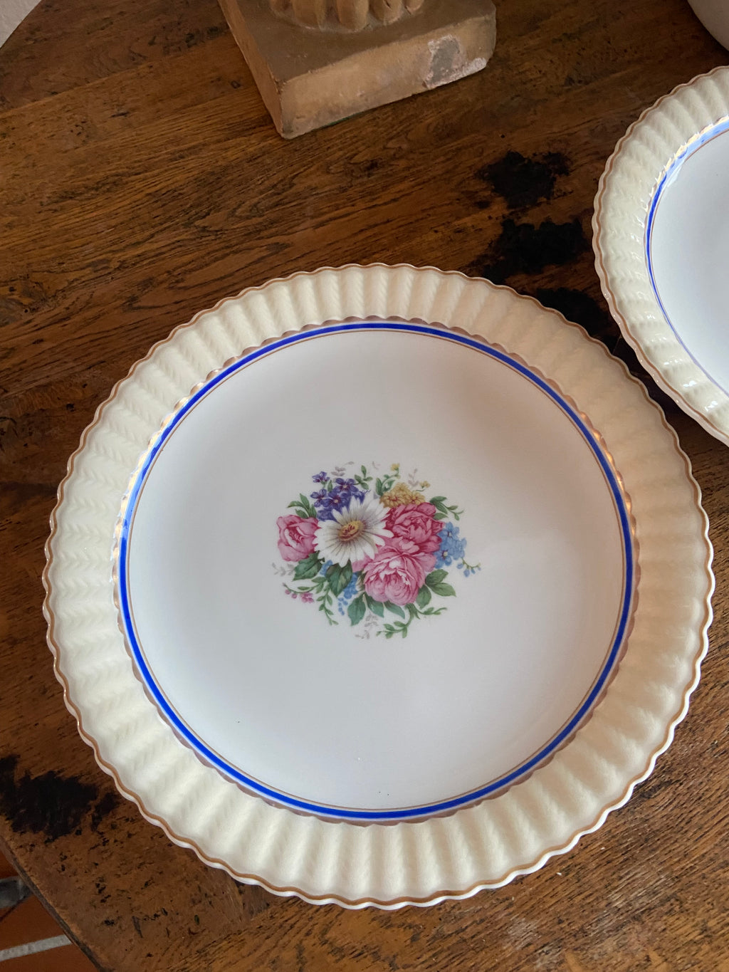 Pareja de platos con pie en porcelana francesa de Limoges "Bernardaud & Cia"