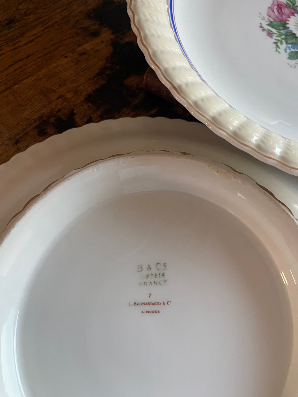 Pareja de platos con pie en porcelana francesa de Limoges "Bernardaud & Cia"